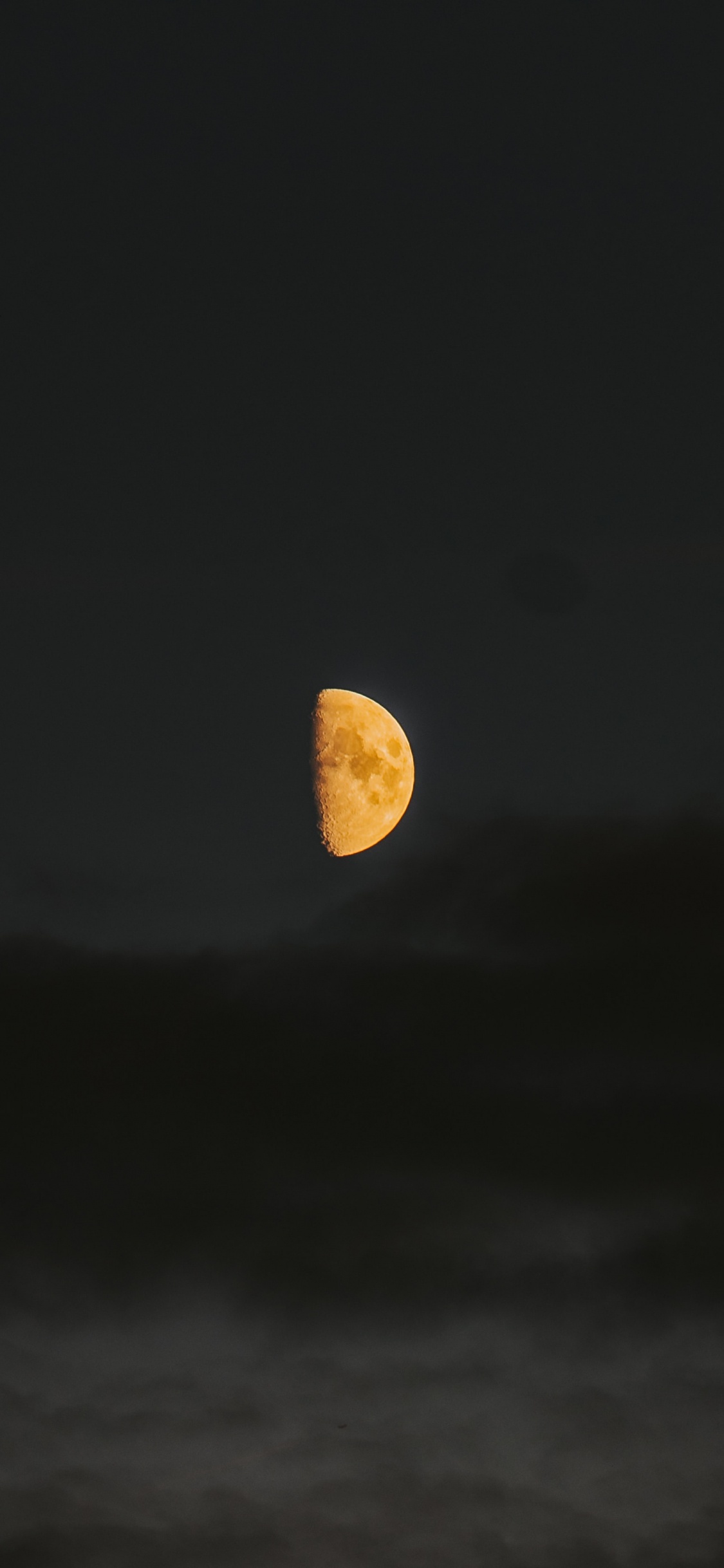 Vollmond am Himmel. Wallpaper in 1125x2436 Resolution