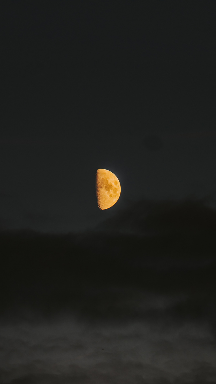 Vollmond am Himmel. Wallpaper in 750x1334 Resolution