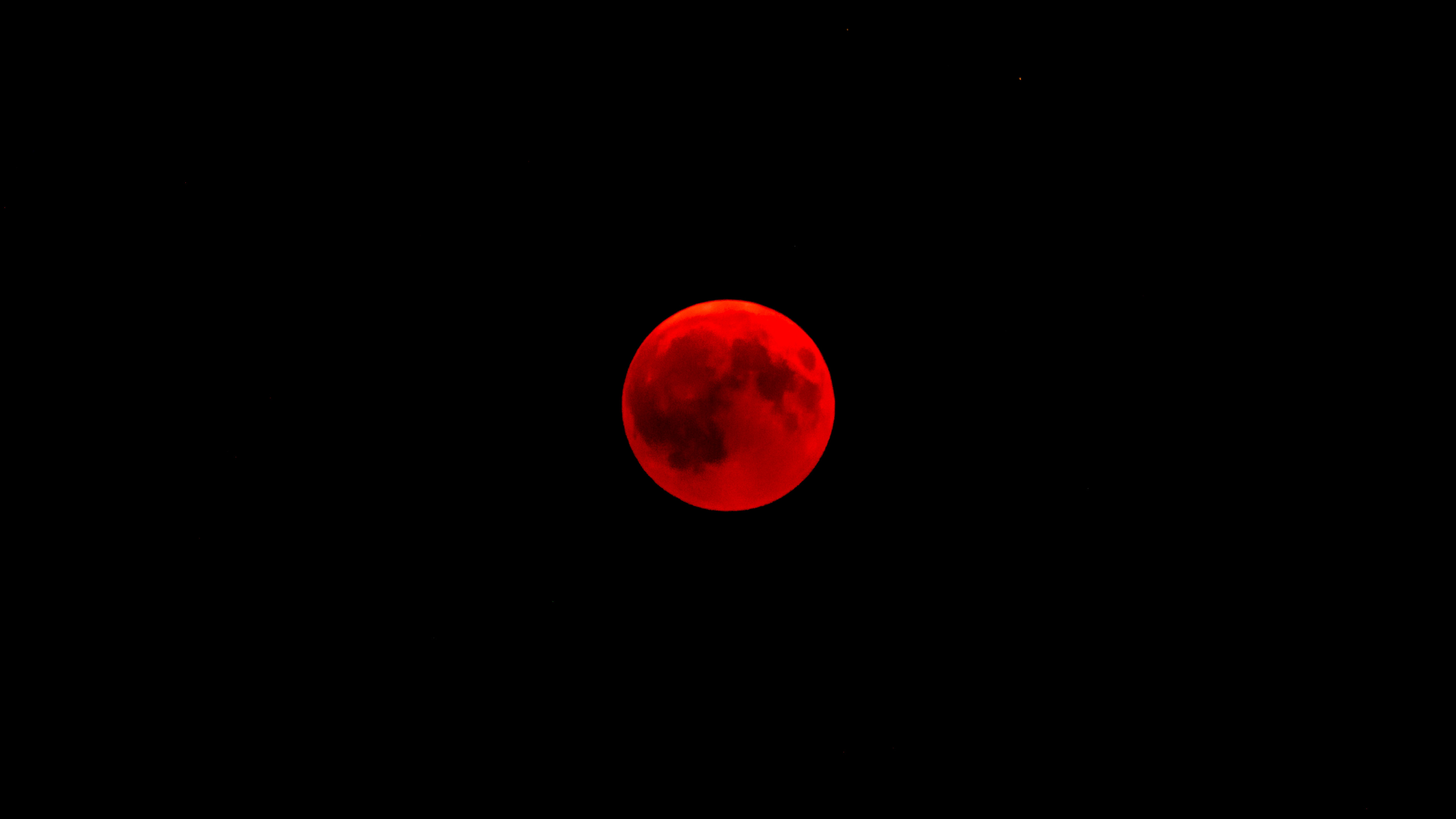 Lune Rouge Sur Fond Noir. Wallpaper in 3840x2160 Resolution