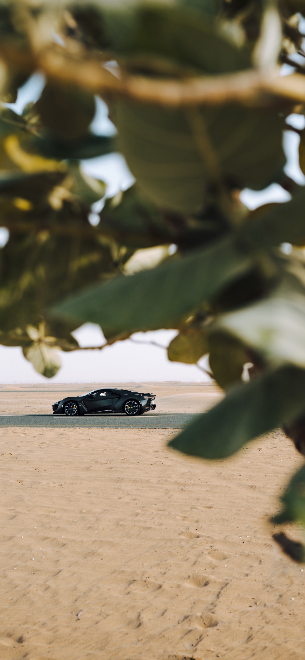 Coupé Noir Sur Sable Brun Pendant la Journée. Wallpaper in 1242x2688 Resolution