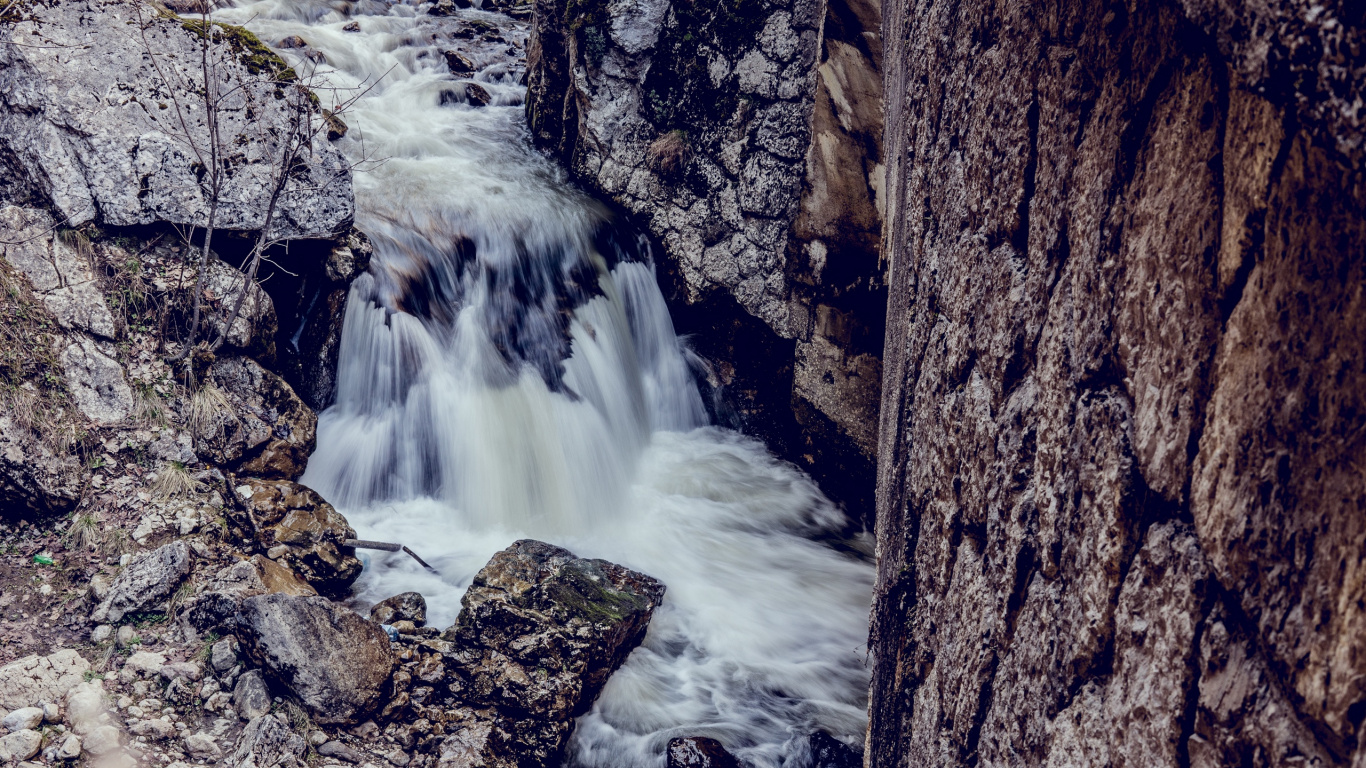 El Agua Cae Sobre la Montaña Rocosa Marrón Durante el Día. Wallpaper in 1366x768 Resolution
