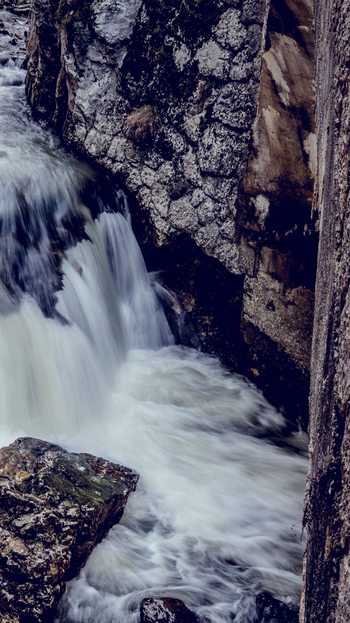El Agua Cae Sobre la Montaña Rocosa Marrón Durante el Día. Wallpaper in 720x1280 Resolution