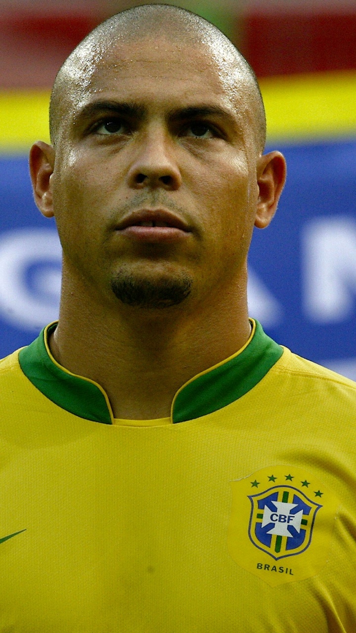 Mann im Gelben Nike Fußballtrikot. Wallpaper in 720x1280 Resolution