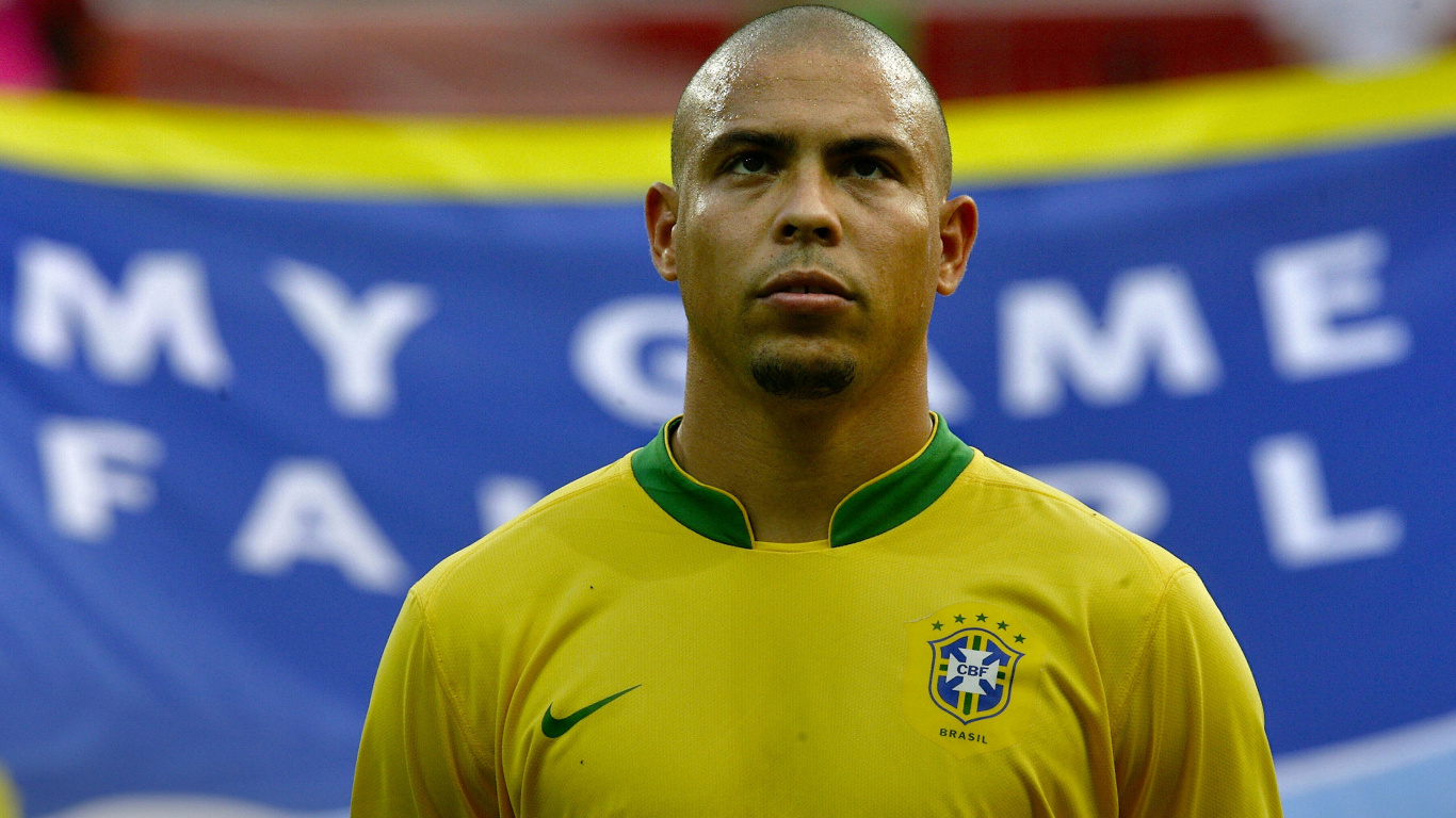 Homme en Maillot de Football Nike Jaune. Wallpaper in 1366x768 Resolution