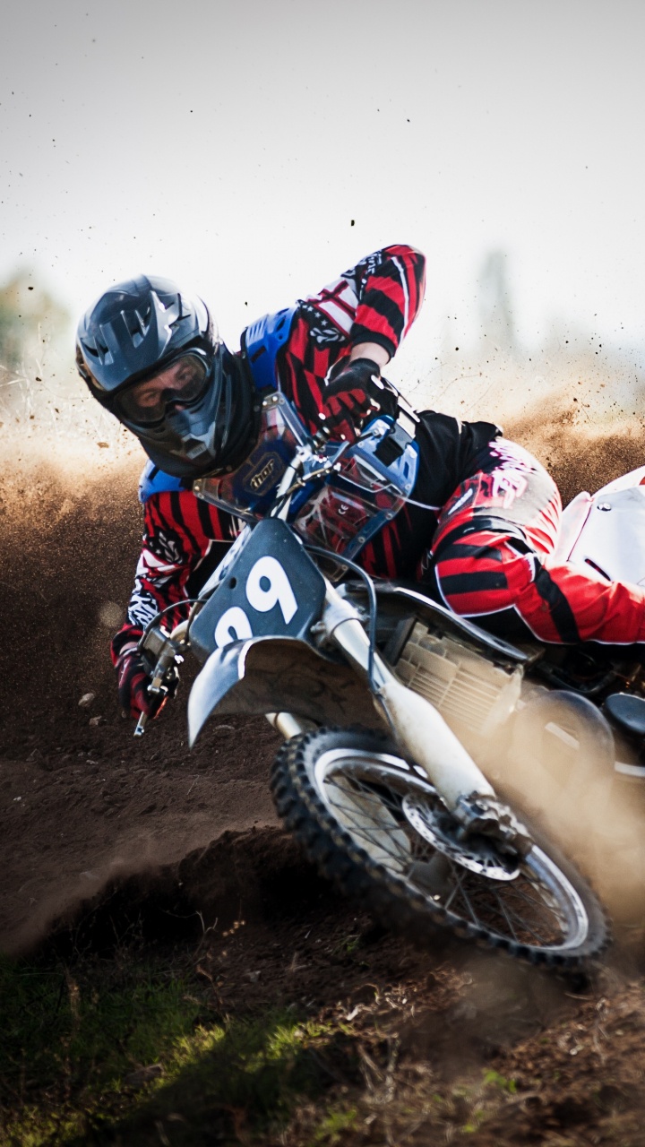 Mann, Der Tagsüber Motocross-Dirt-Bike Auf Feldweg Fährt. Wallpaper in 720x1280 Resolution