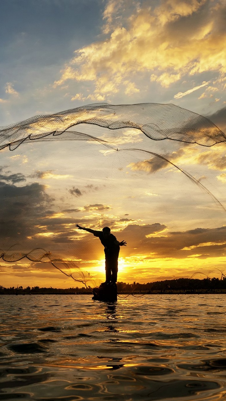 Hombre de Pie Sobre el Cuerpo de Agua Durante la Puesta de Sol. Wallpaper in 720x1280 Resolution