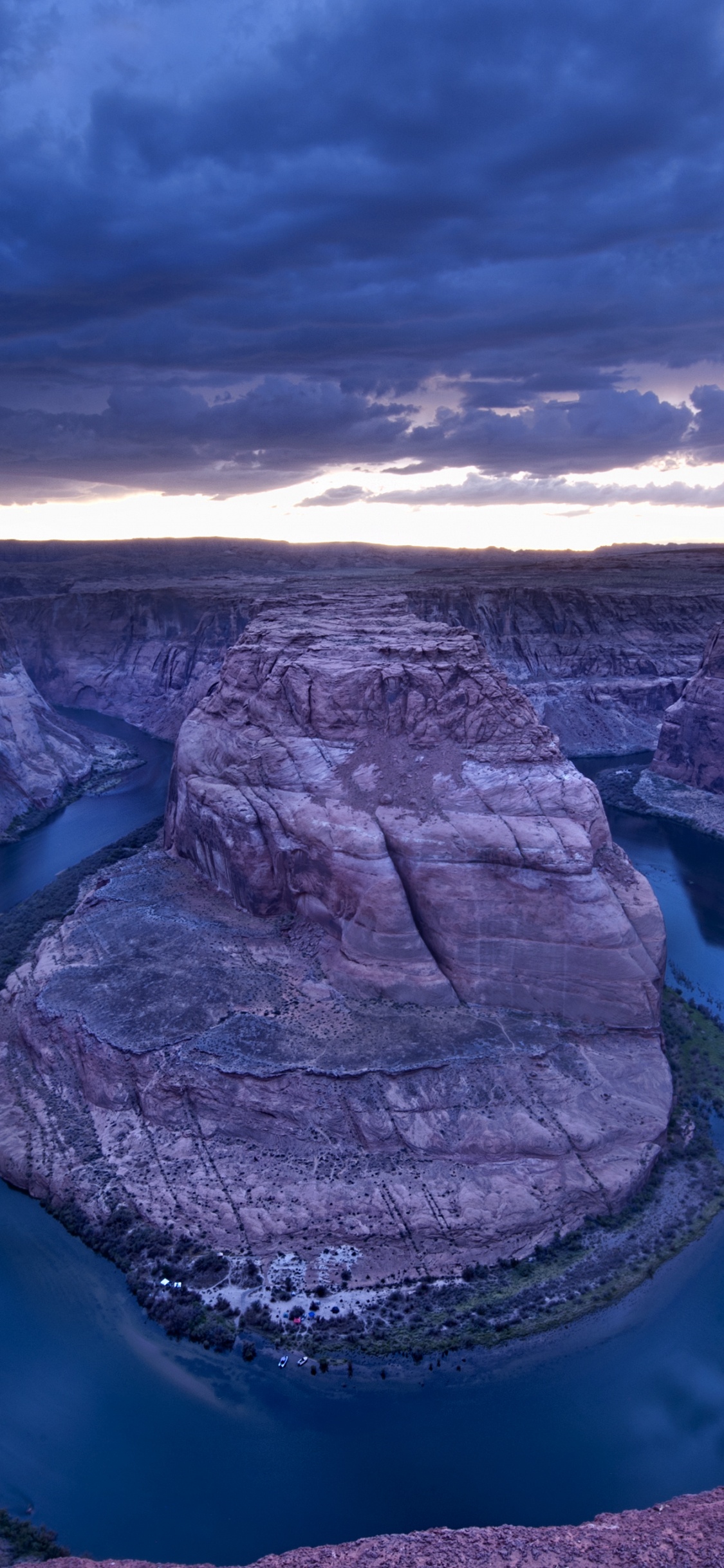 Schwarze Und Weiße Berge Unter Blauem Himmel. Wallpaper in 1125x2436 Resolution