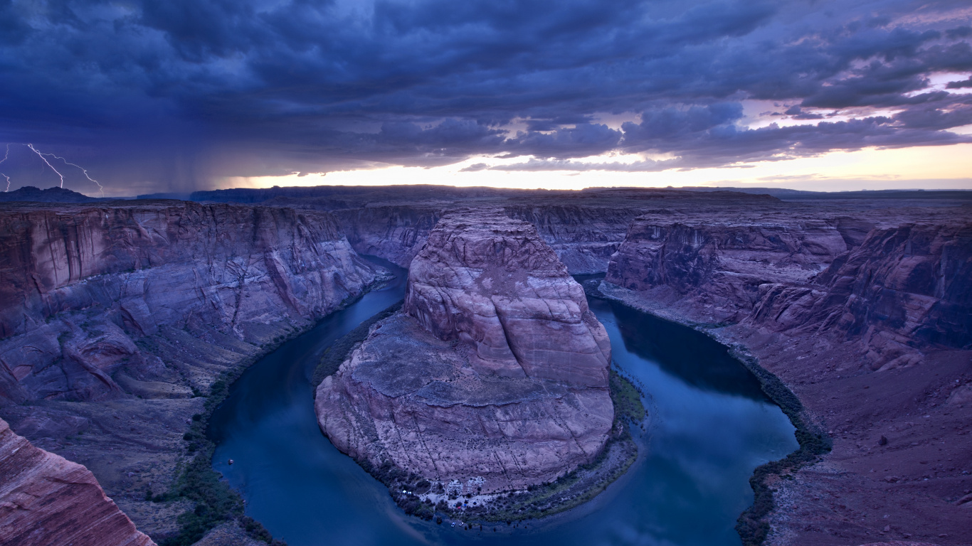 Schwarze Und Weiße Berge Unter Blauem Himmel. Wallpaper in 1366x768 Resolution