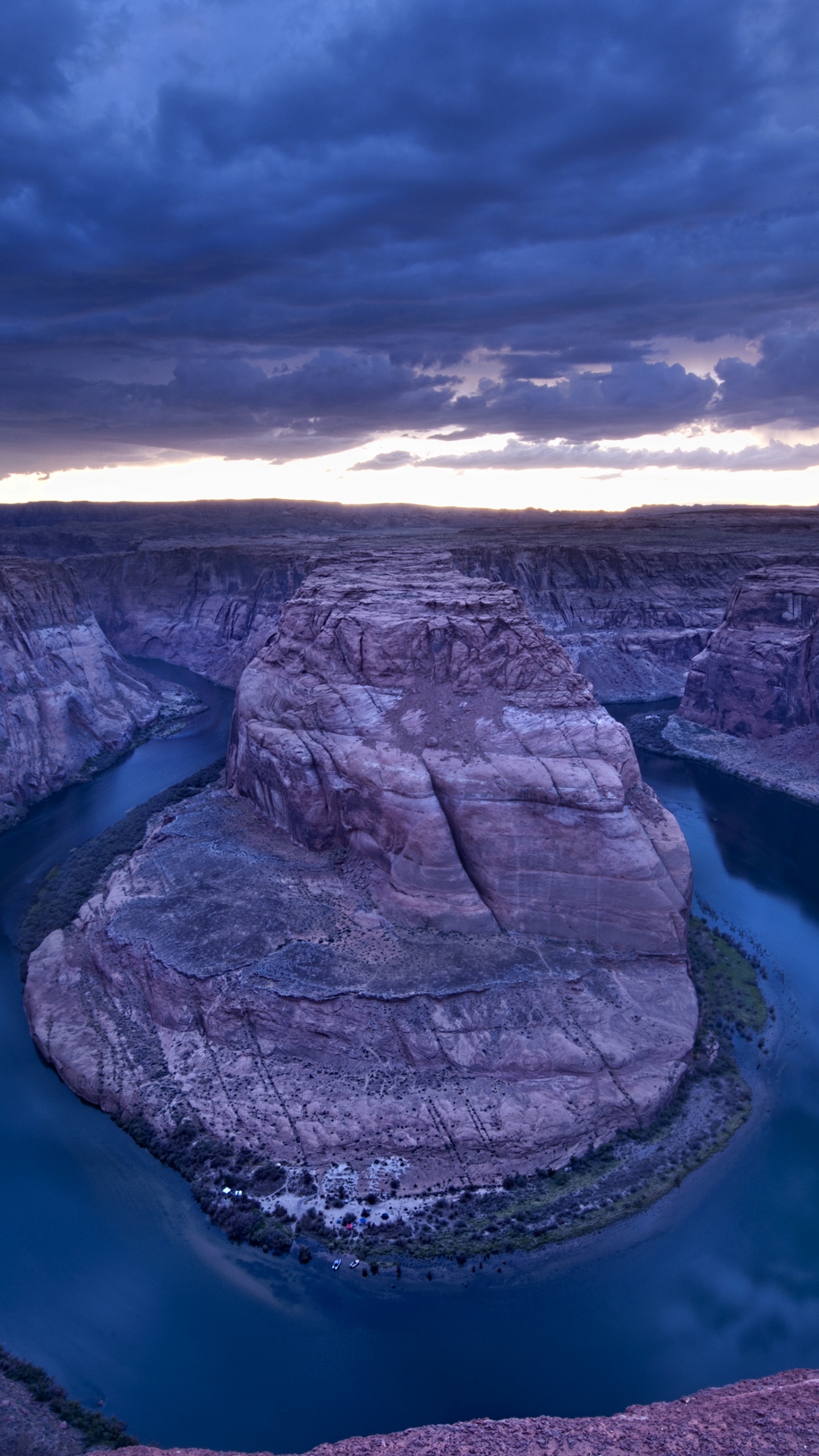 Schwarze Und Weiße Berge Unter Blauem Himmel. Wallpaper in 1440x2560 Resolution