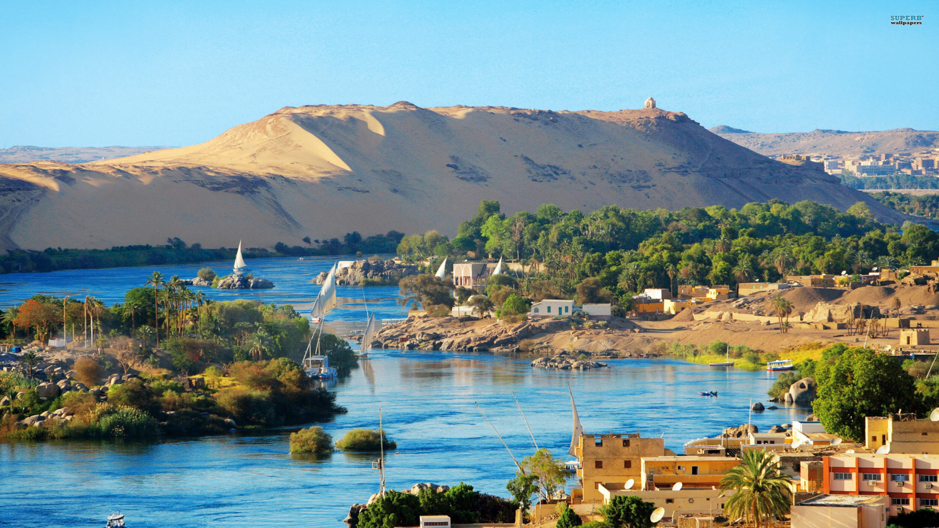 Weiße Und Braune Betongebäude in Der Nähe Von Gewässern Tagsüber. Wallpaper in 1920x1080 Resolution