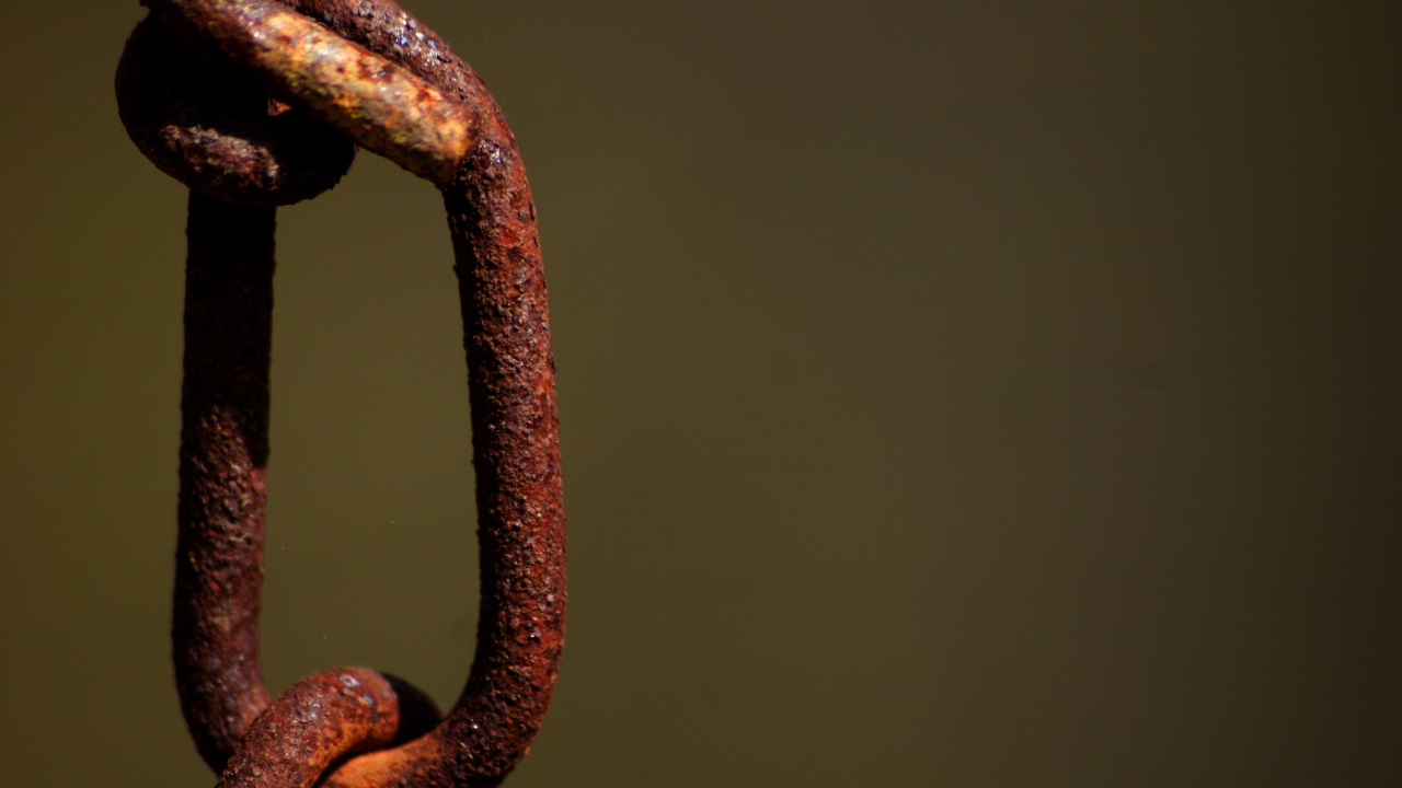 Braune Metallkette in Nahaufnahme. Wallpaper in 1280x720 Resolution
