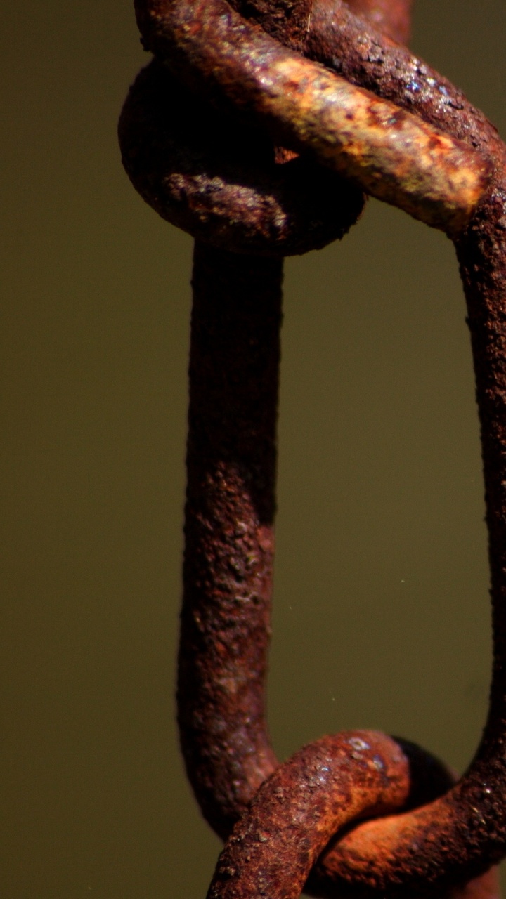 Brown Metal Chain in Close up Photography. Wallpaper in 720x1280 Resolution