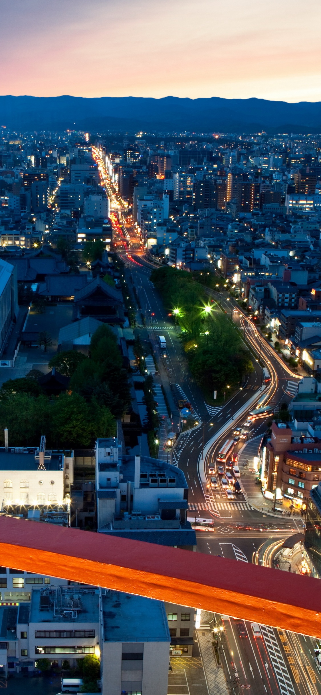 Stadt Mit Hochhäusern Während Der Nacht. Wallpaper in 1125x2436 Resolution
