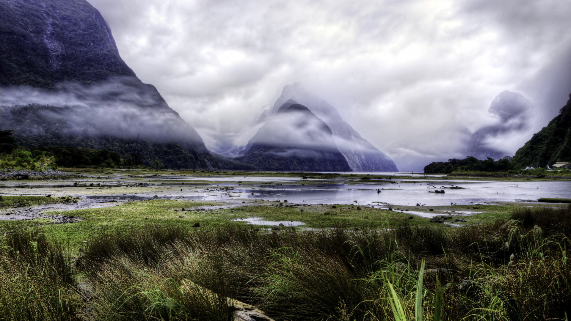Grüne Wiese in Der Nähe Von Gewässern Und Bergen Unter Weißen Wolken Tagsüber Clouds. Wallpaper in 1920x1080 Resolution