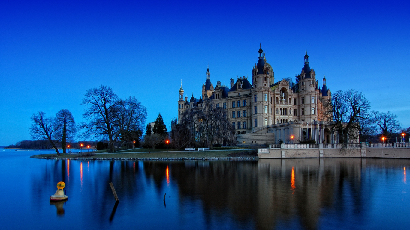 Braunes Und Weißes Betongebäude in Der Nähe Eines Gewässers Tagsüber. Wallpaper in 1366x768 Resolution