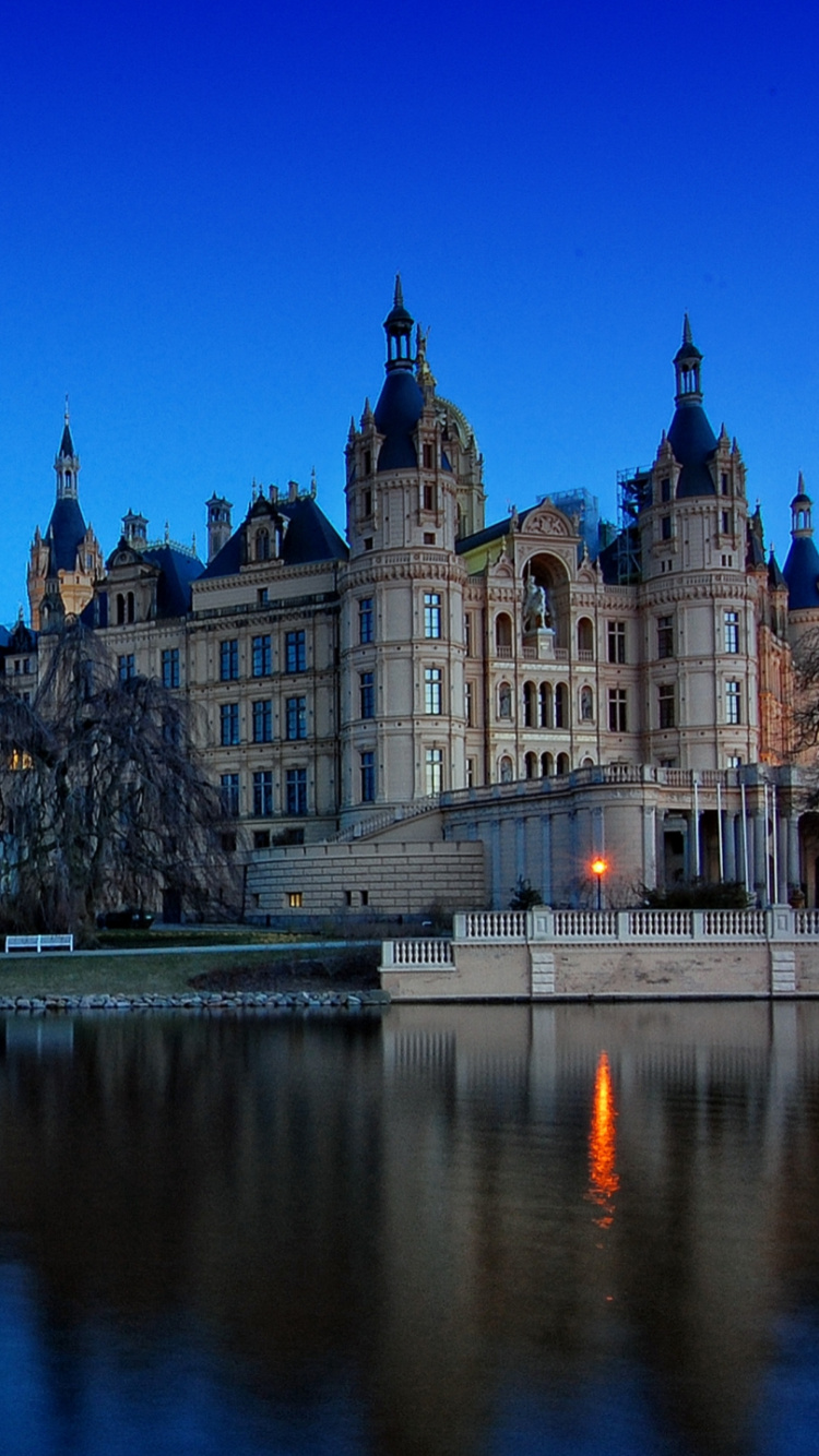 Braunes Und Weißes Betongebäude in Der Nähe Eines Gewässers Tagsüber. Wallpaper in 750x1334 Resolution