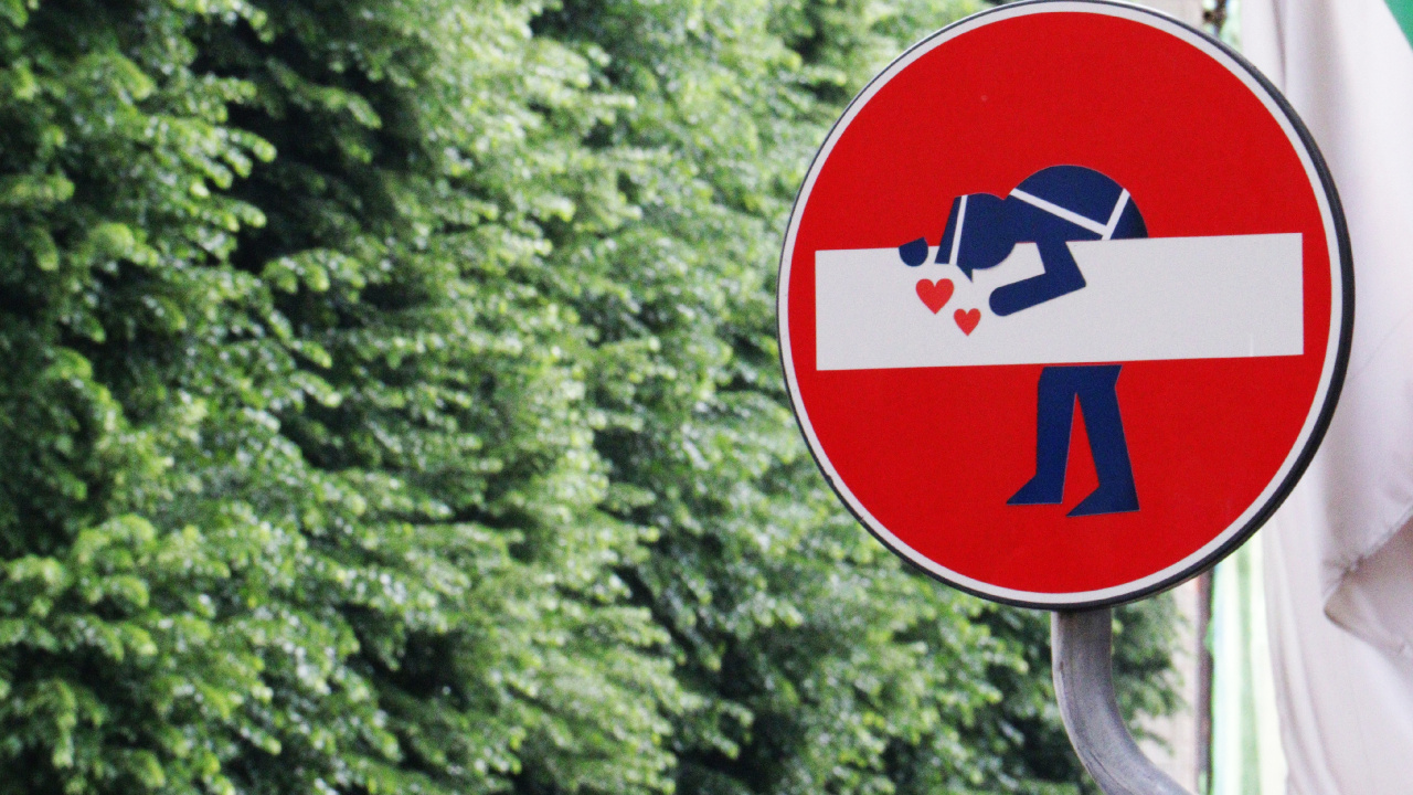 Verkehrszeichen, Signage, Gr, Straßenschild, Baum. Wallpaper in 1280x720 Resolution