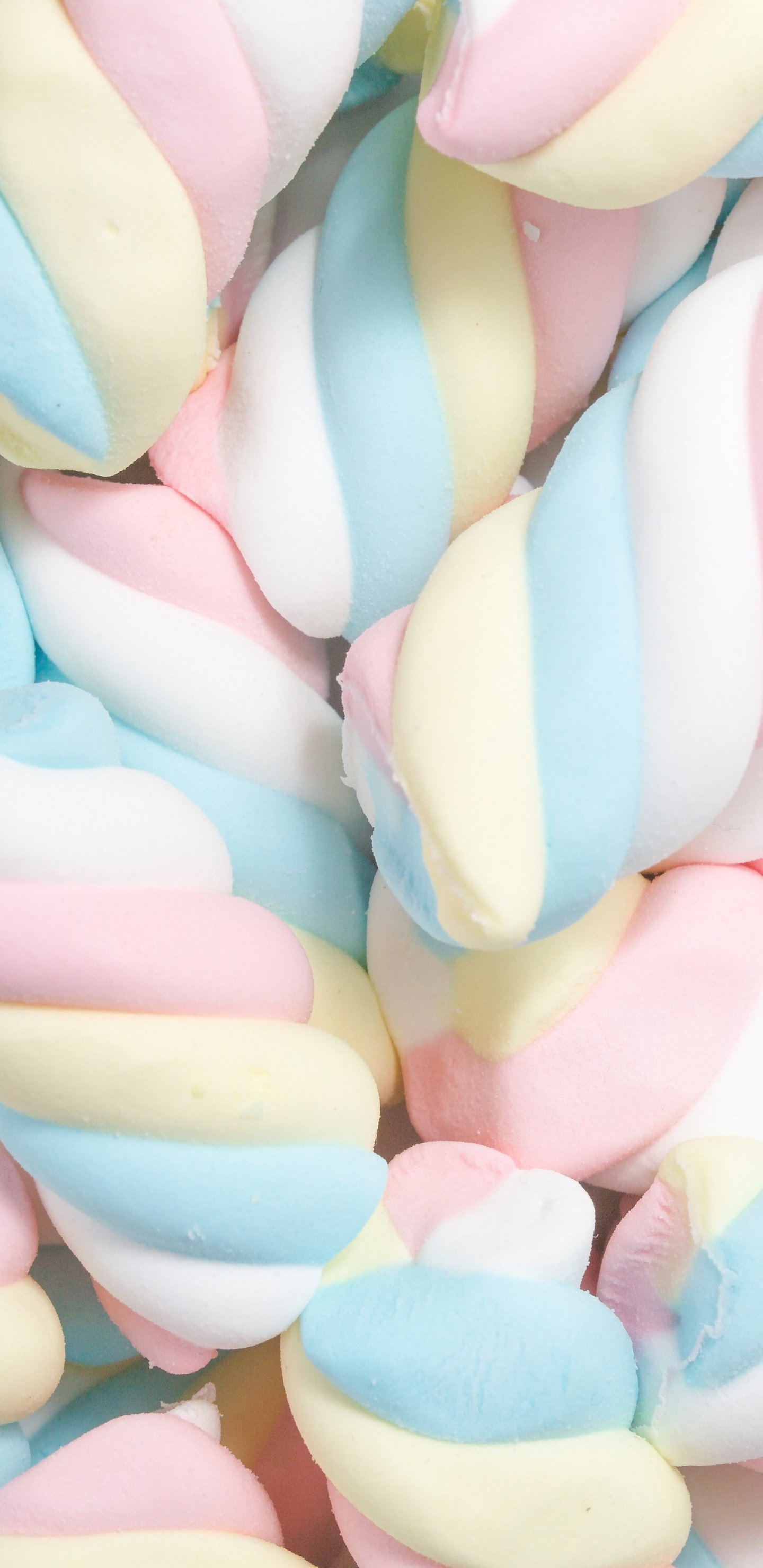 Rosa Gelbe Und Weiße Herzförmige Bonbons. Wallpaper in 1440x2960 Resolution