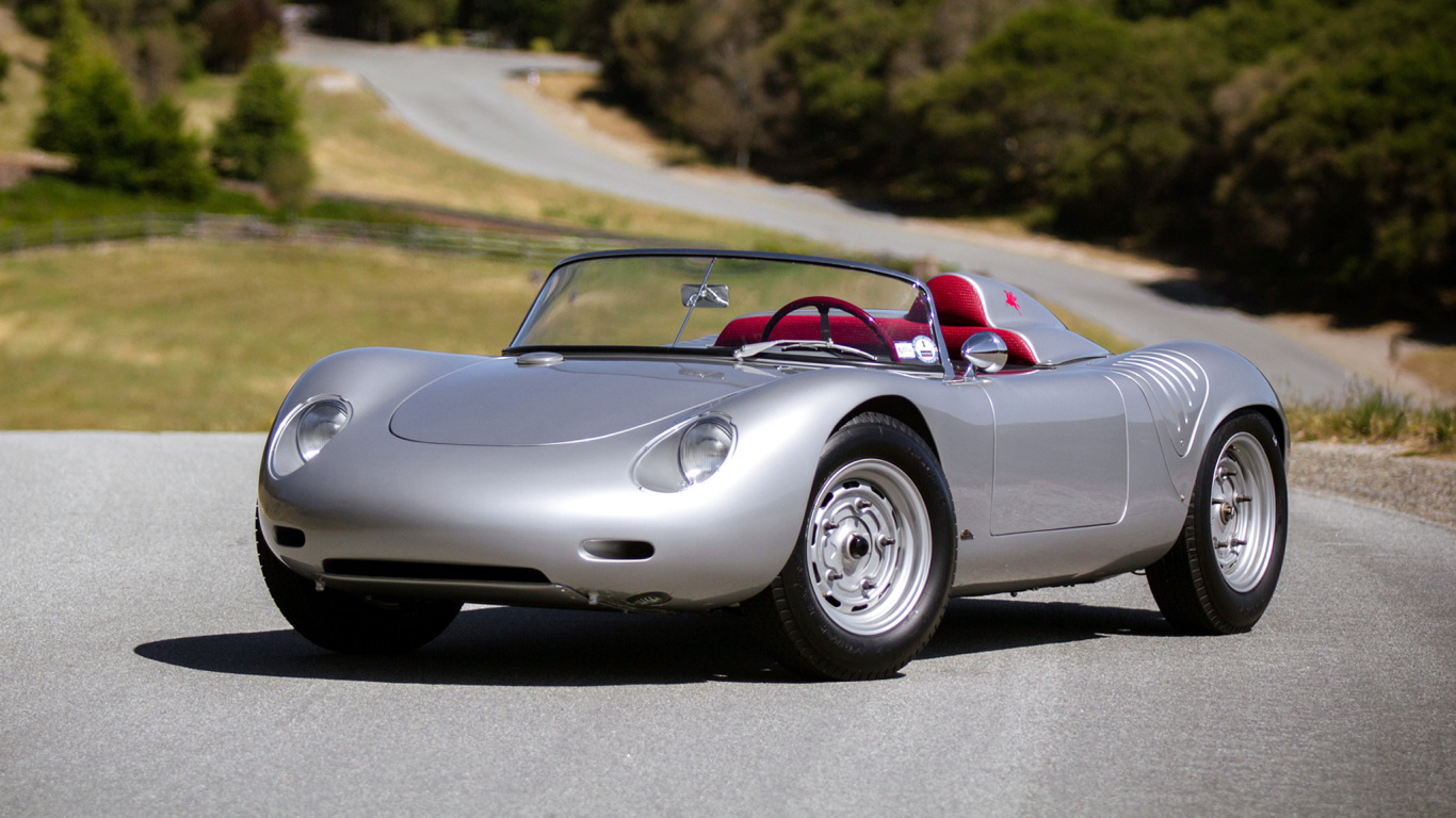 Porsche 911 Plateado en la Carretera Durante el Día. Wallpaper in 1366x768 Resolution