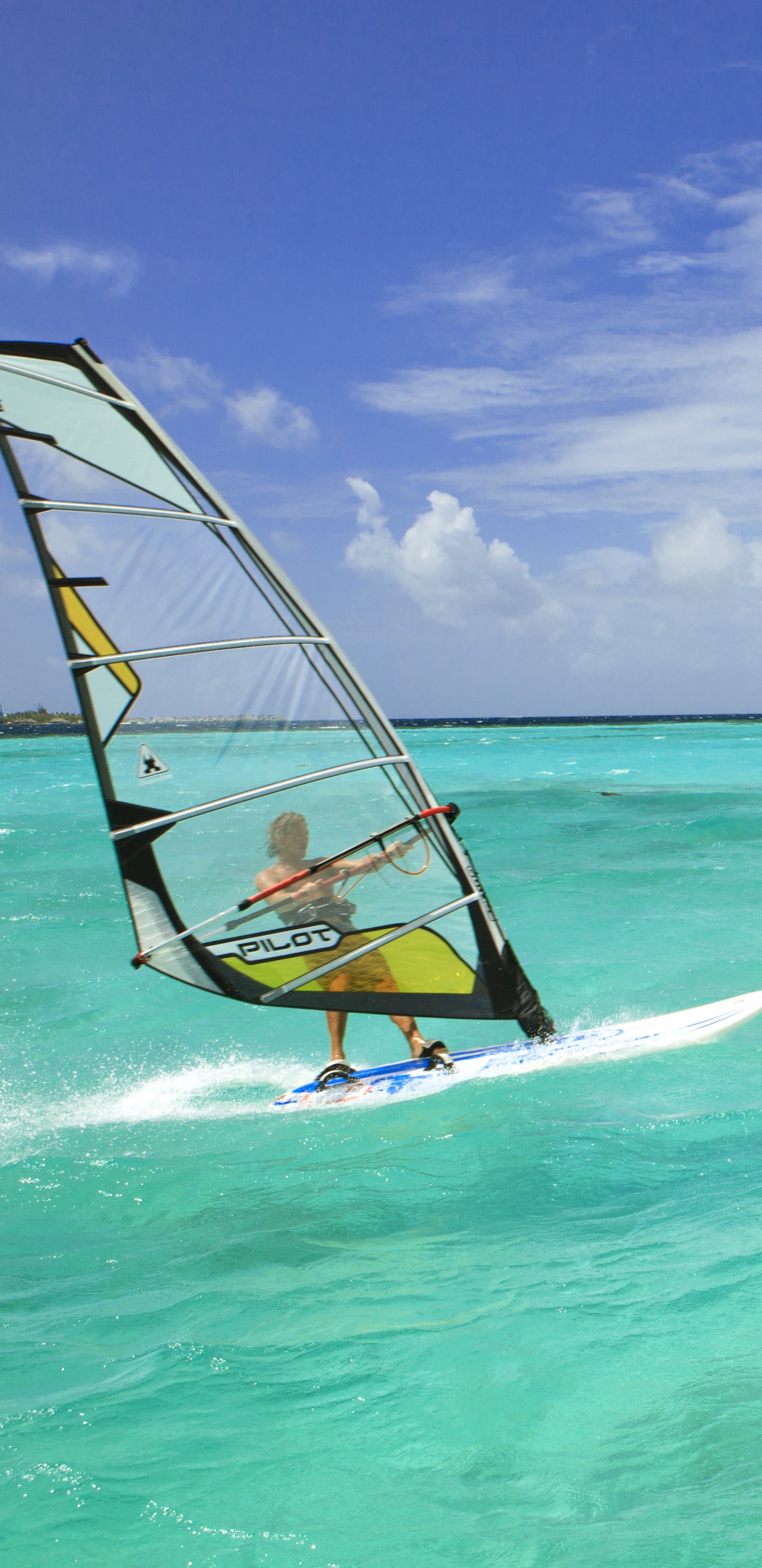 Voilier Bleu et Jaune Sur Mer Sous Ciel Bleu Pendant la Journée. Wallpaper in 1440x2960 Resolution