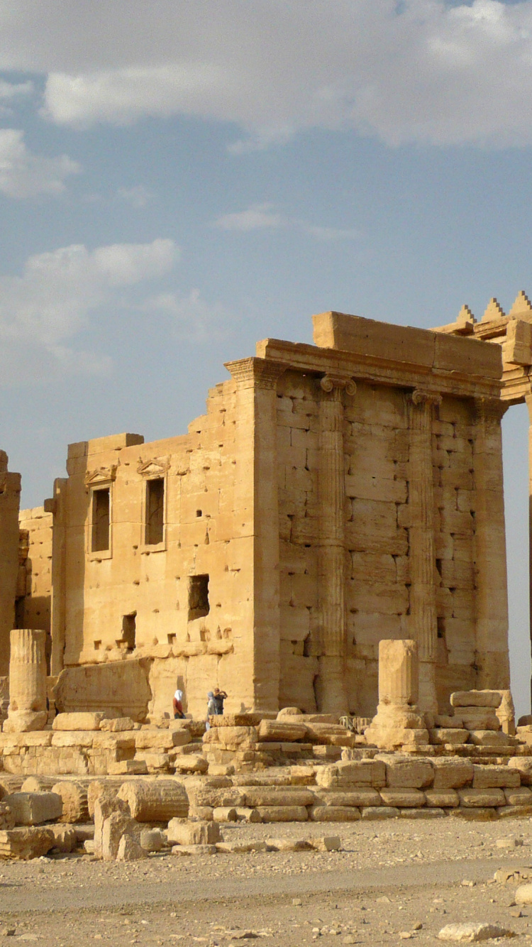 Braunes Betongebäude Unter Blauem Himmel Tagsüber. Wallpaper in 750x1334 Resolution