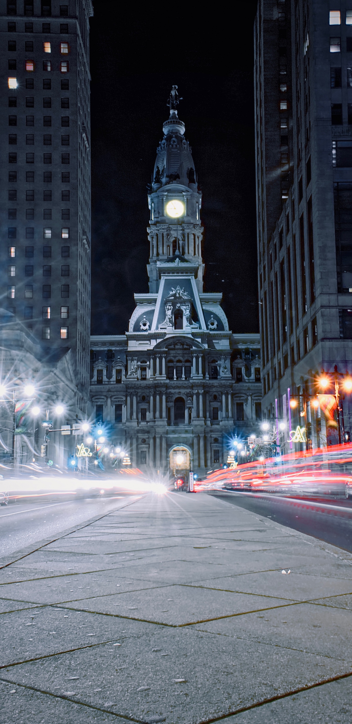 Autos Auf Der Straße in Der Nähe Von Hochhäusern Während Der Nacht. Wallpaper in 1440x2960 Resolution