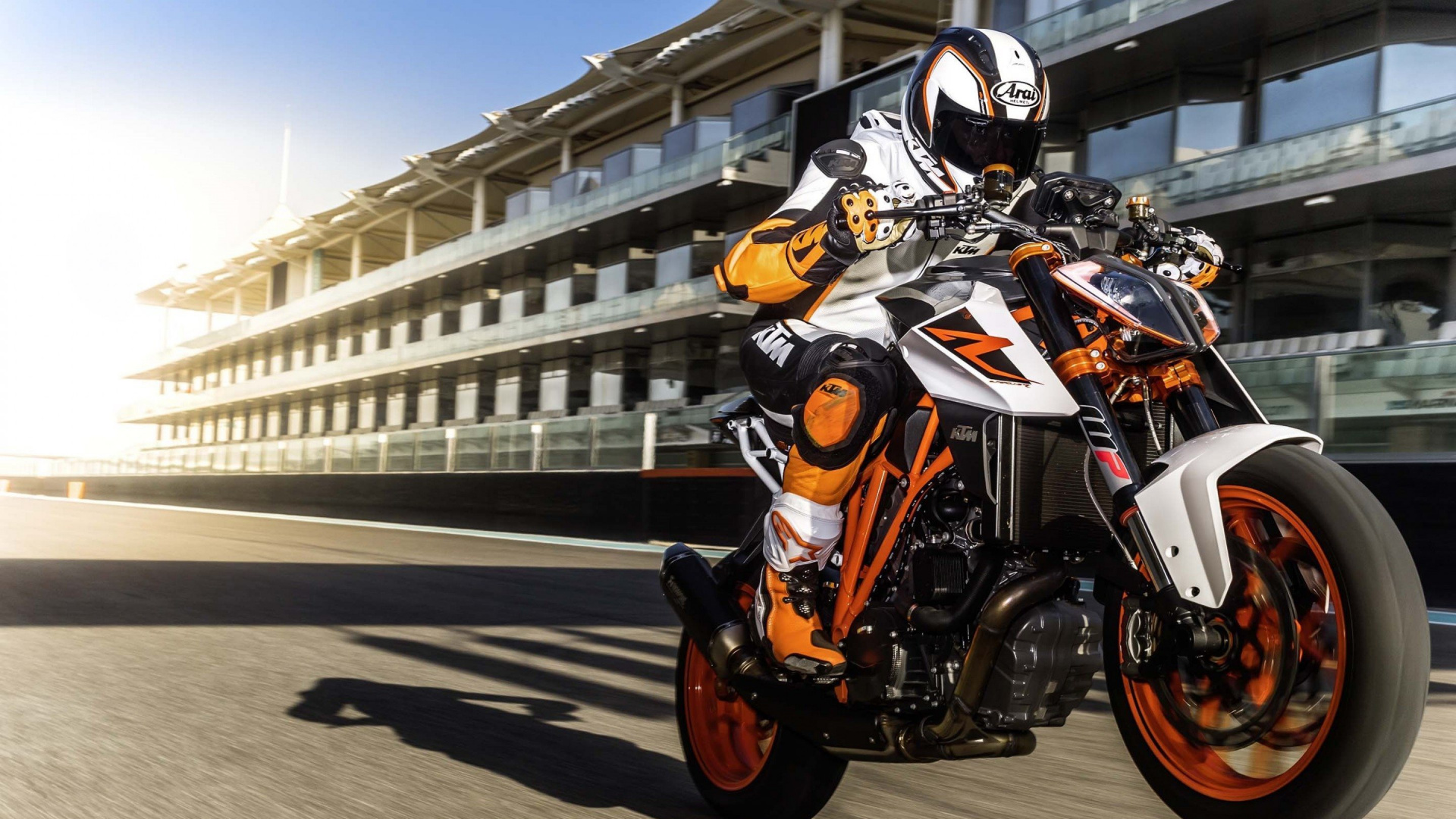 Mann Mit Orangefarbenem Helm, Der Ein Orangefarbenes Und Schwarzes Motorrad Fährt. Wallpaper in 1920x1080 Resolution