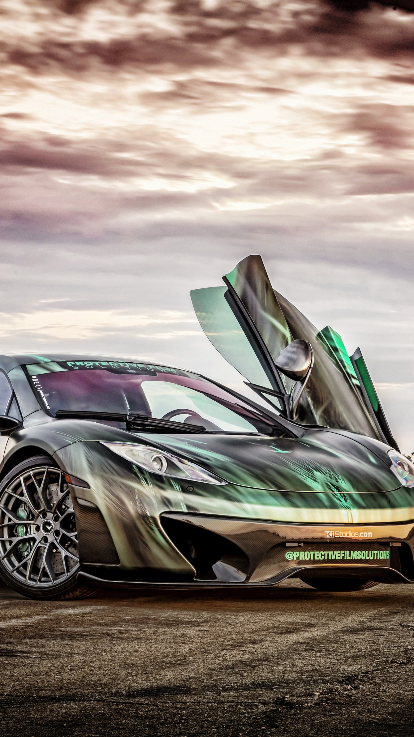 Porsche 911 Verte Sur Champ Brun Sous Ciel Nuageux. Wallpaper in 1440x2560 Resolution
