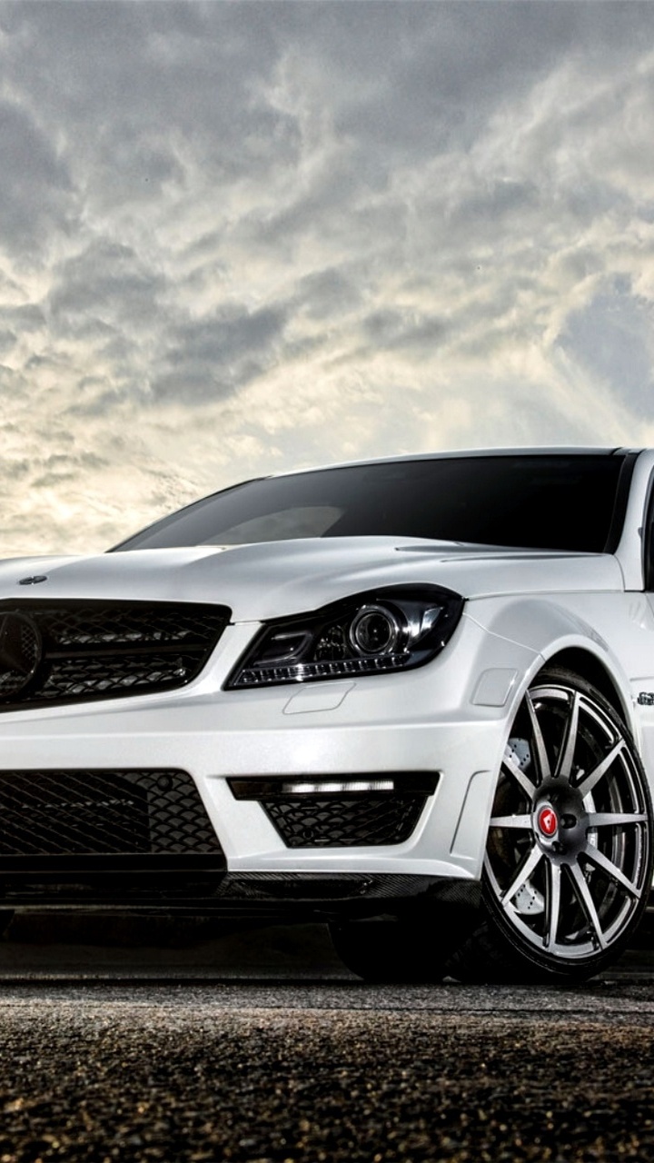 Weißes Mercedes Benz Coupe Auf Braunem Grund Unter Weißen Wolken Tagsüber During. Wallpaper in 720x1280 Resolution