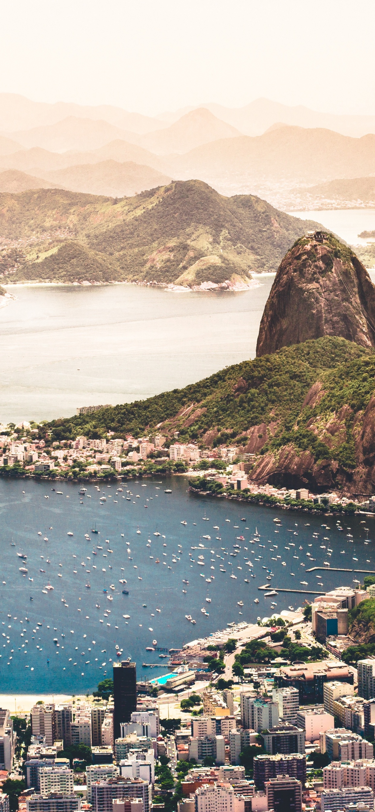 Botafogo Strand, Bucklig, Booten, Copacabana Beach, Guanabara Bucht. Wallpaper in 1242x2688 Resolution