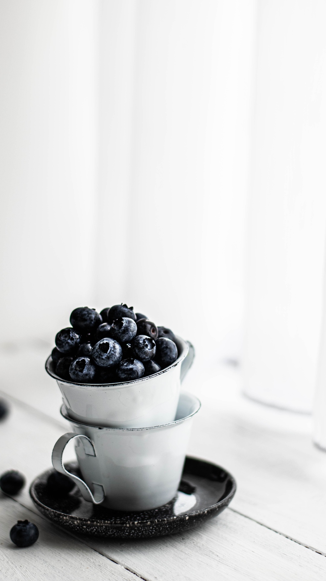 Schwarze Beeren in Weißer Keramiktasse. Wallpaper in 1080x1920 Resolution