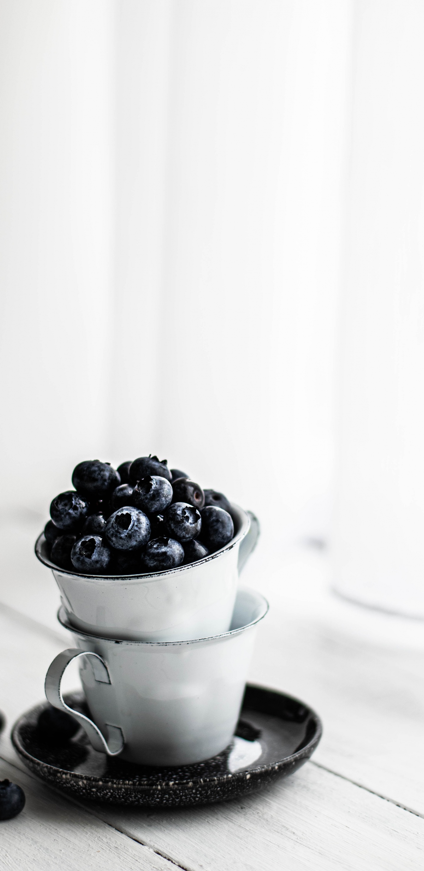 Schwarze Beeren in Weißer Keramiktasse. Wallpaper in 1440x2960 Resolution