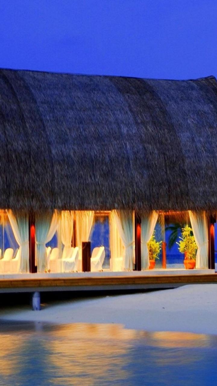 Casa de Madera Marrón en la Playa Durante el Día. Wallpaper in 720x1280 Resolution