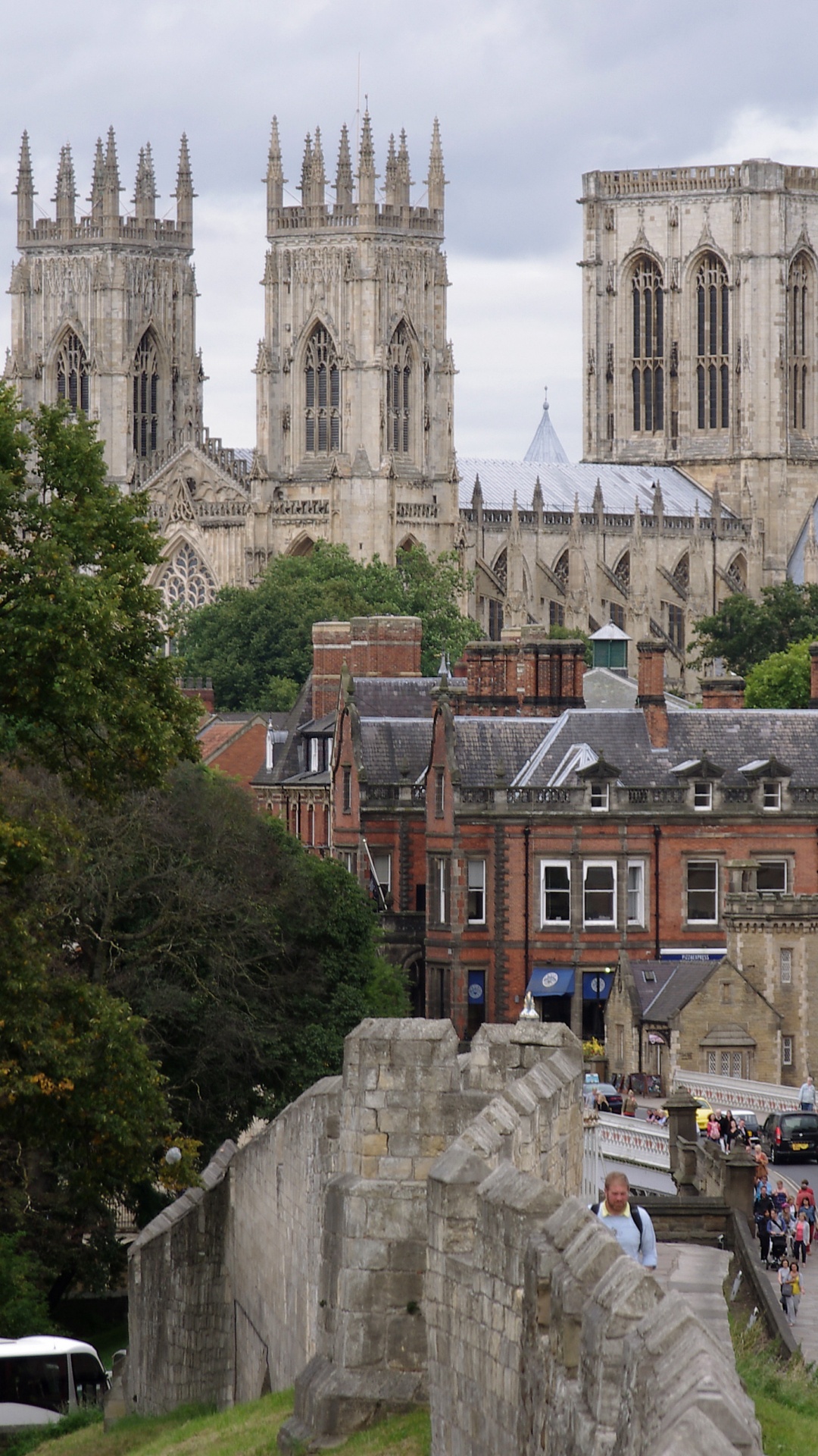 Autos Parken Tagsüber Neben Braunem Betongebäude. Wallpaper in 1080x1920 Resolution