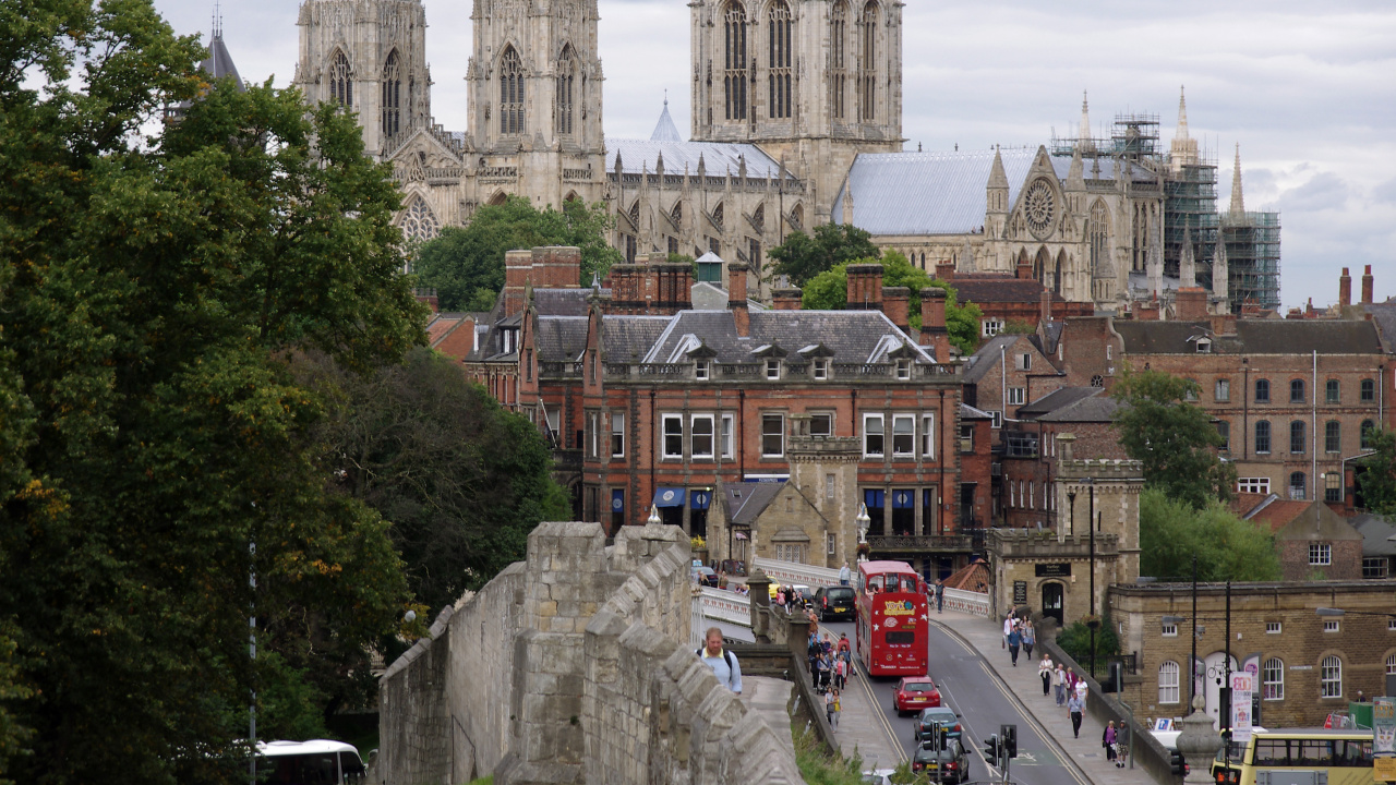 Autos Parken Tagsüber Neben Braunem Betongebäude. Wallpaper in 1280x720 Resolution