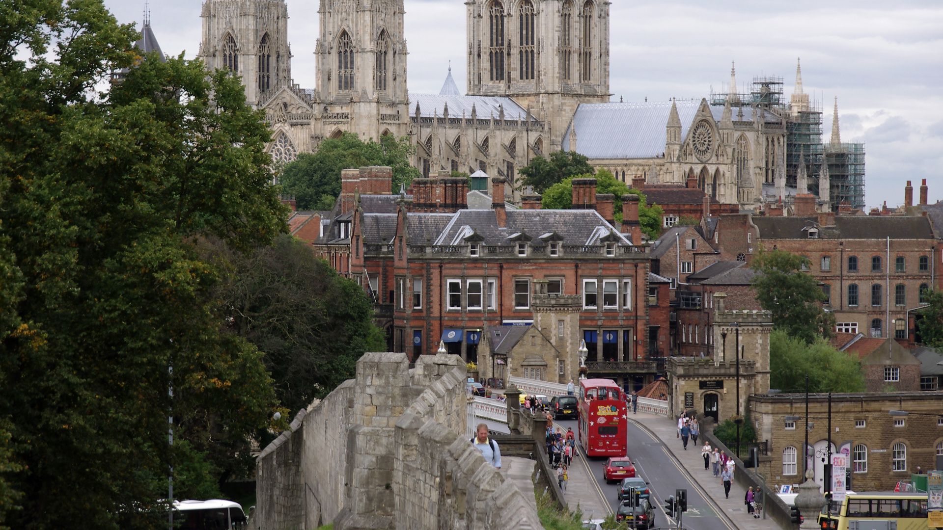 Autos Parken Tagsüber Neben Braunem Betongebäude. Wallpaper in 1920x1080 Resolution