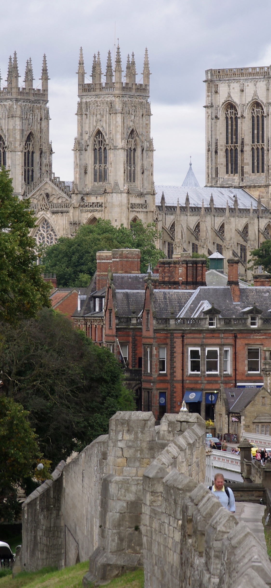 Voitures Garées à Côté D'un Bâtiment en Béton Brun Pendant la Journée. Wallpaper in 1125x2436 Resolution