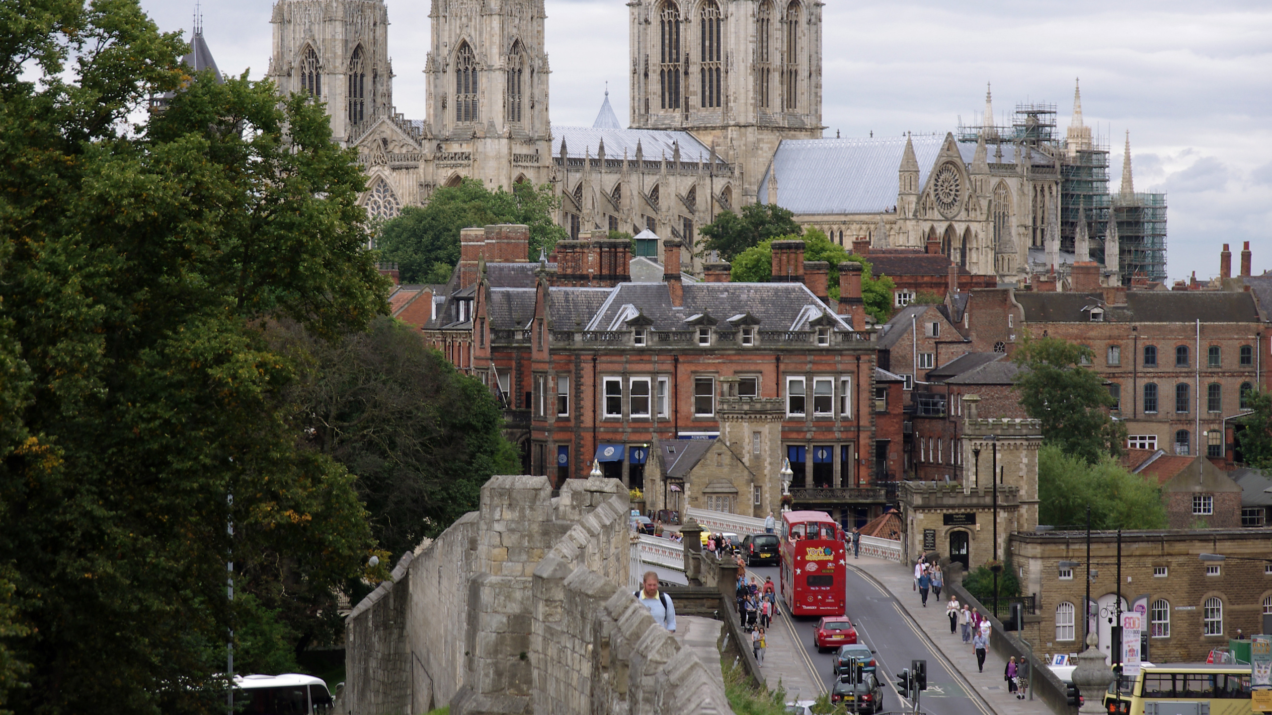 Voitures Garées à Côté D'un Bâtiment en Béton Brun Pendant la Journée. Wallpaper in 2560x1440 Resolution
