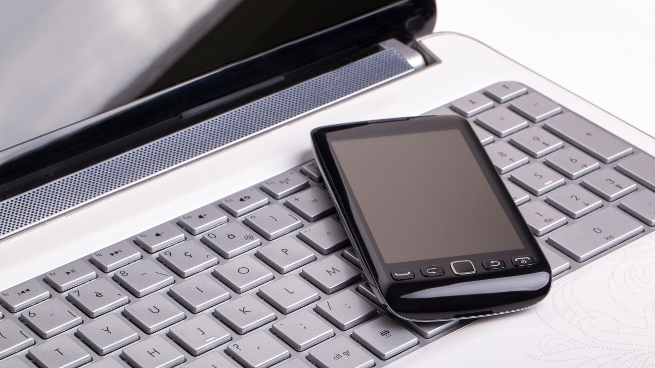 Schwarzer Und Silberner Laptop-Computer. Wallpaper in 1280x720 Resolution