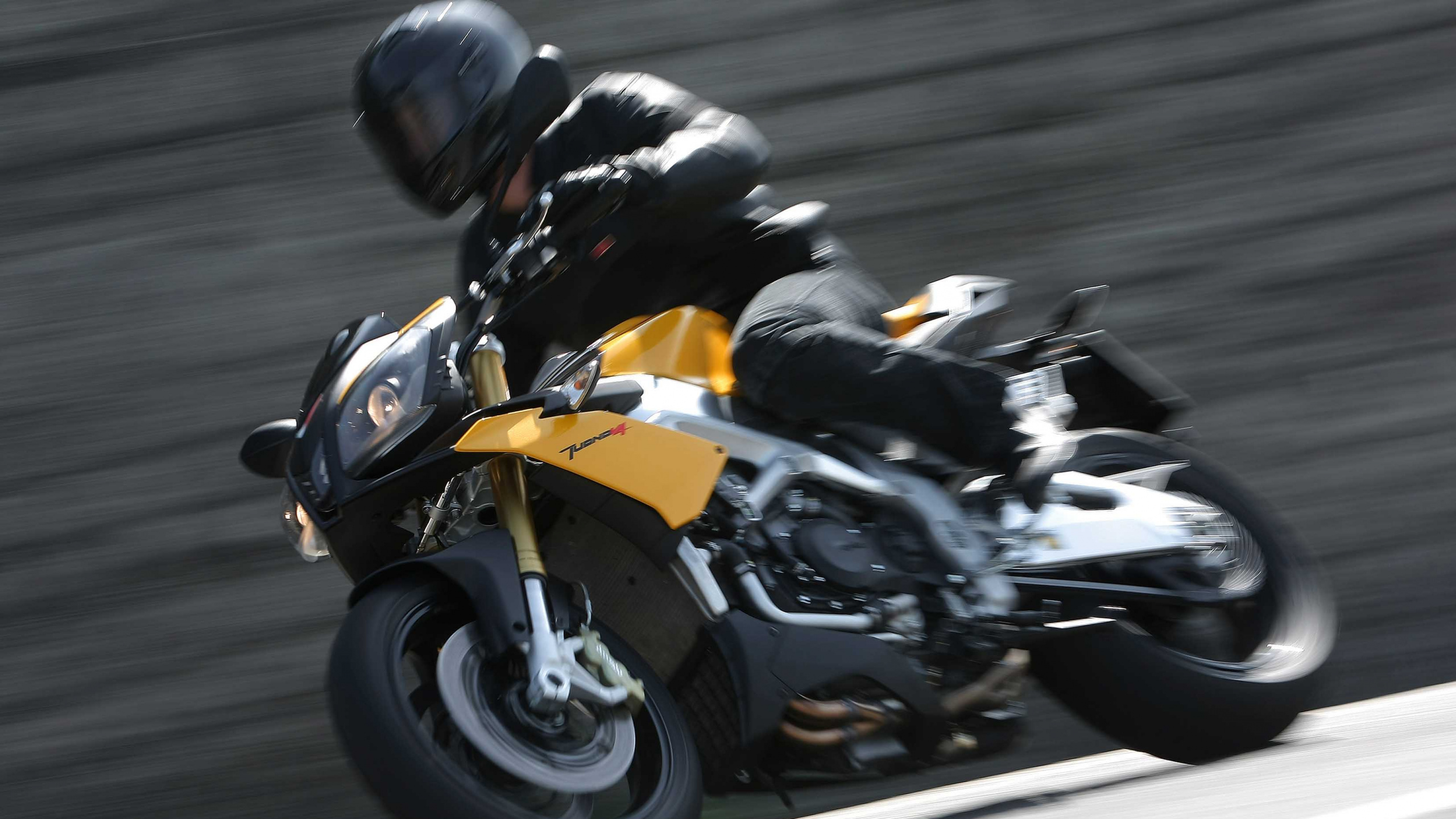 Homme en Veste Noire Équitation Vélo de Sport Jaune. Wallpaper in 2560x1440 Resolution