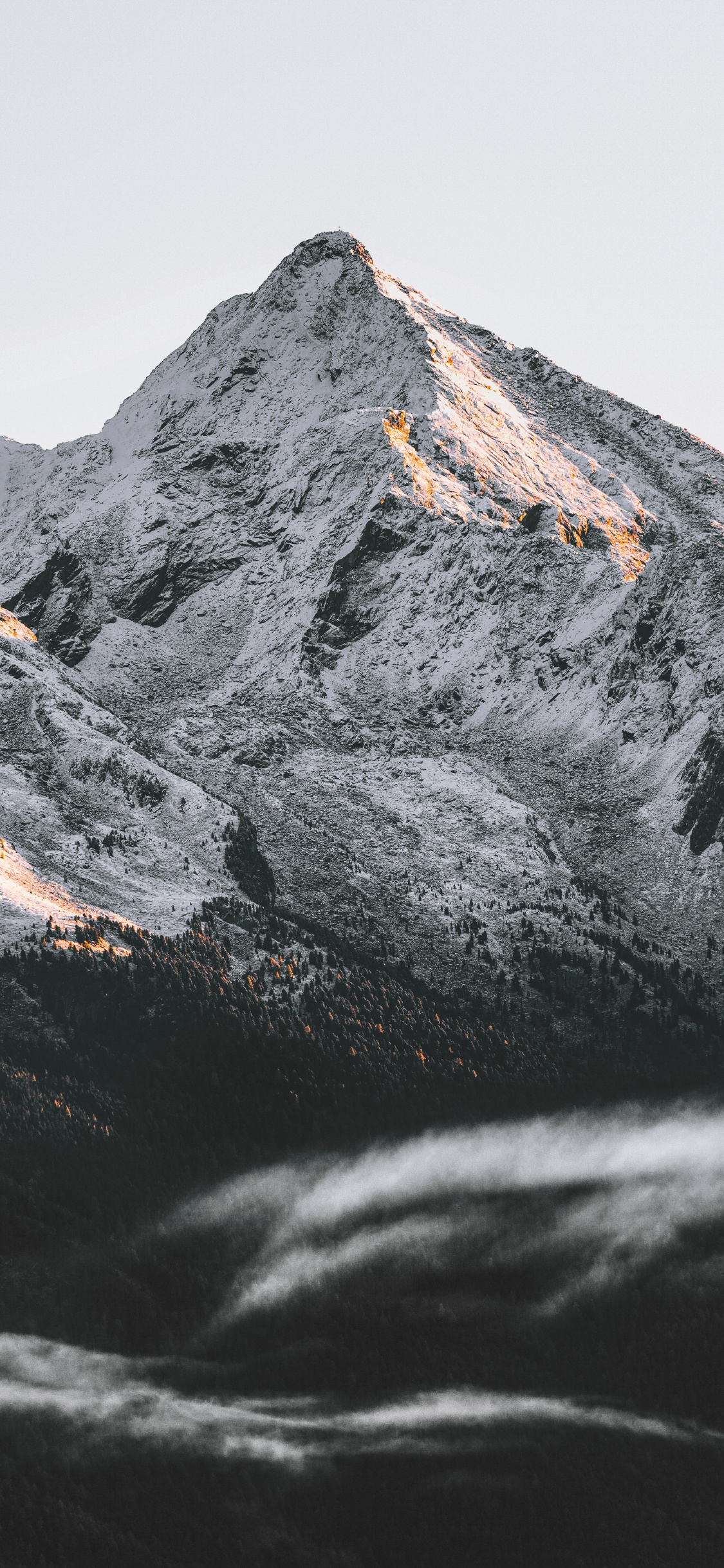 Bergkette, Bergigen Landschaftsformen, Rock, Grat, Wildnis. Wallpaper in 1125x2436 Resolution