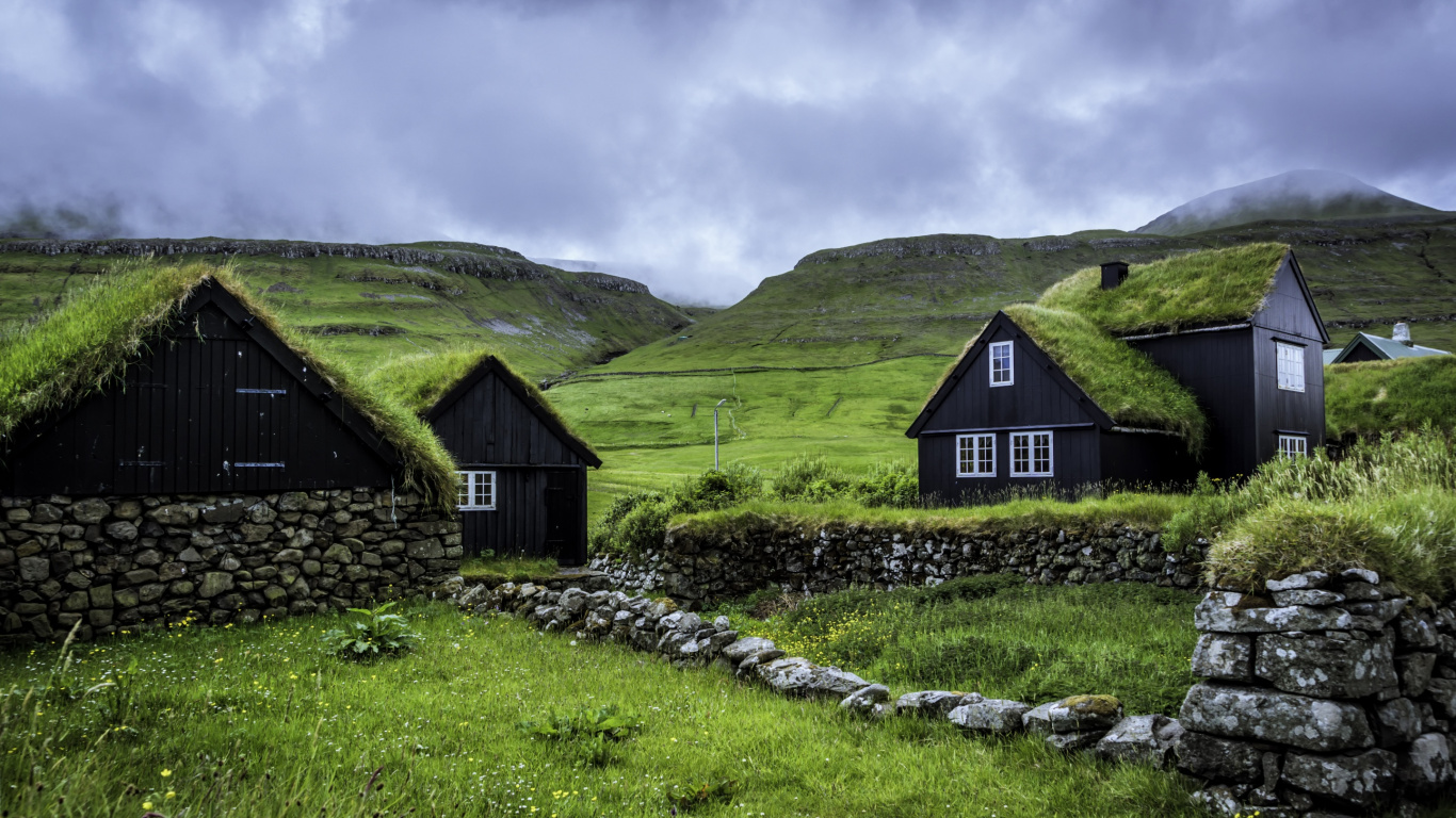 Casa de Madera Marrón en el Campo de Hierba Verde Cerca de la Montaña Bajo Nubes Blancas Durante el Día. Wallpaper in 1366x768 Resolution