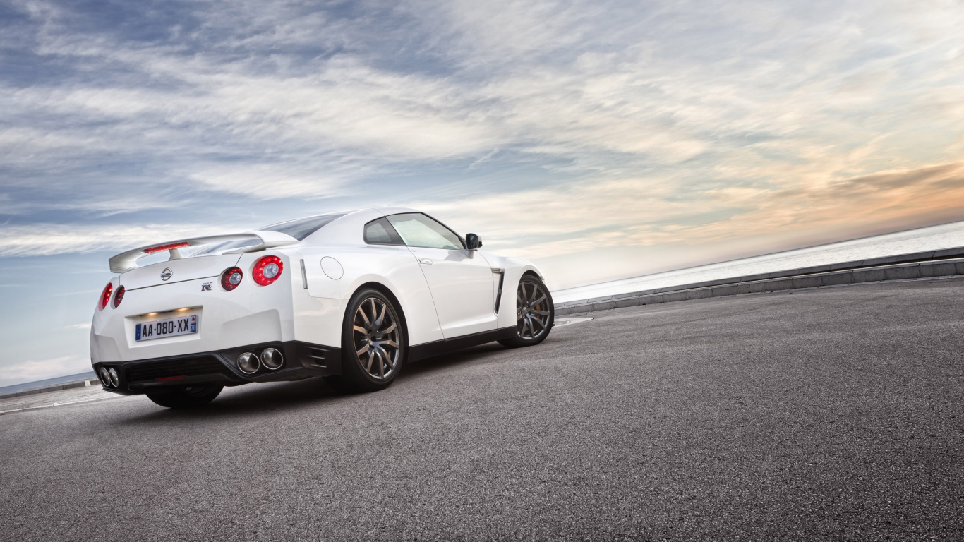 Porsche 911 Blanco en la Carretera Bajo un Cielo Nublado. Wallpaper in 1366x768 Resolution