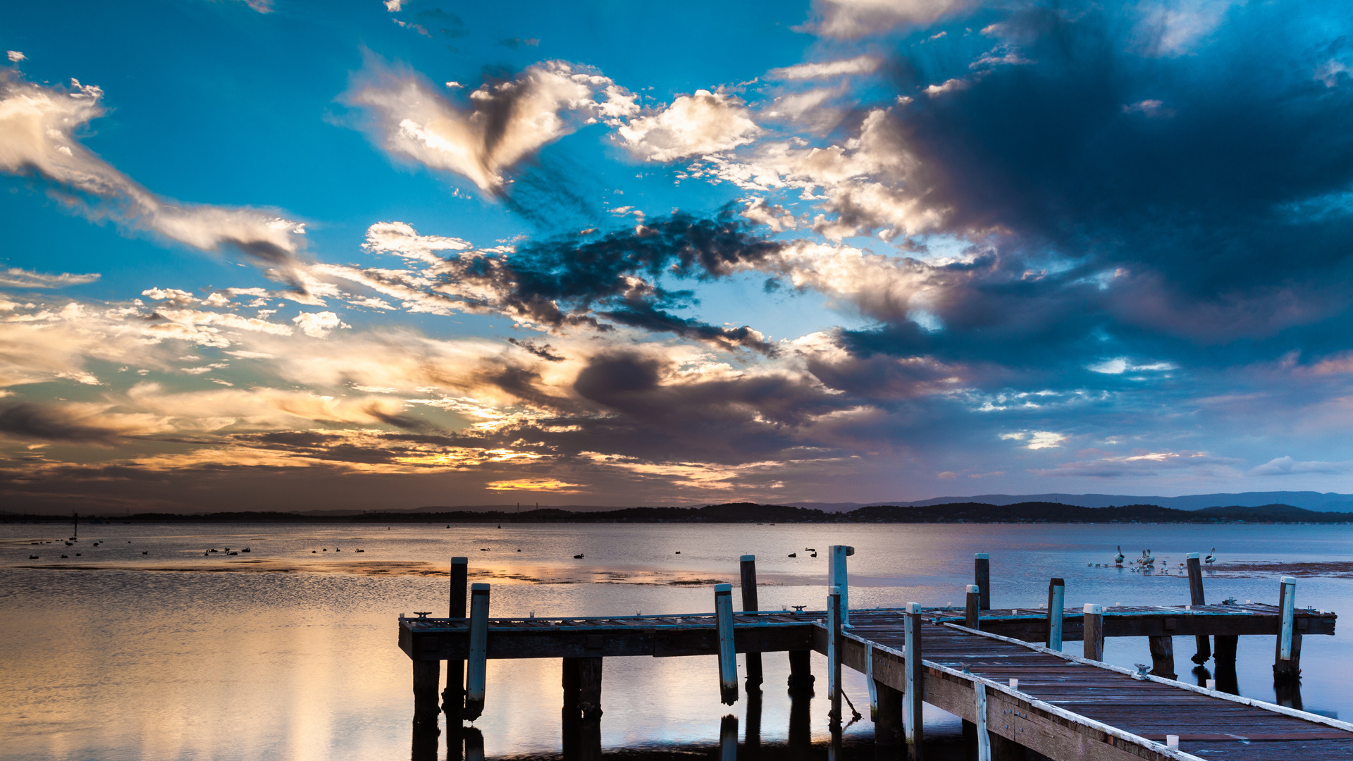 Quai en Bois Brun Sur Une Eau Calme Sous un Ciel Nuageux Bleu et Blanc Pendant la Journée. Wallpaper in 1920x1080 Resolution