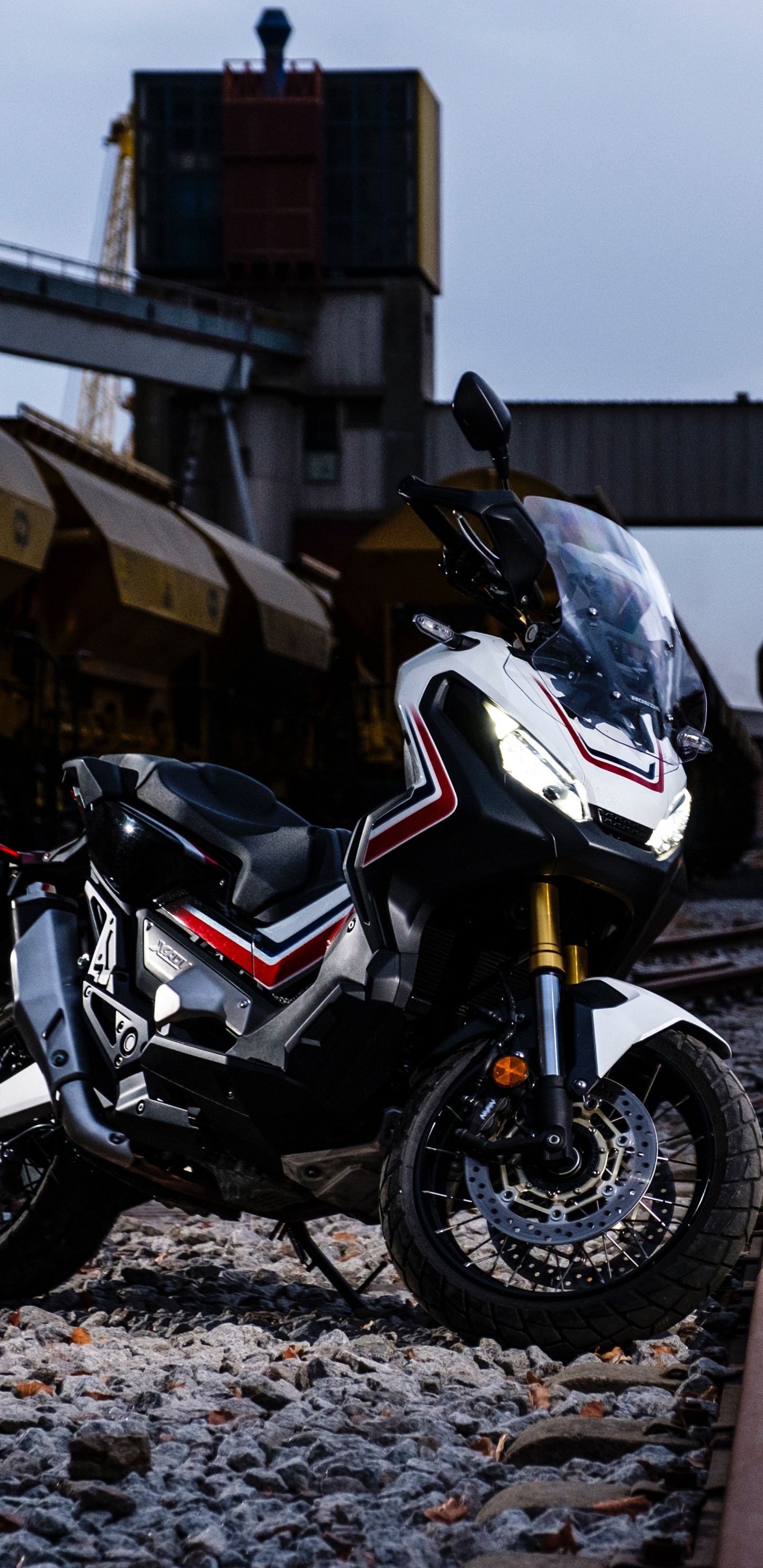 Bicicleta Deportiva Blanca y Negra Estacionada al Lado de la Carretera Durante el Día. Wallpaper in 1440x2960 Resolution
