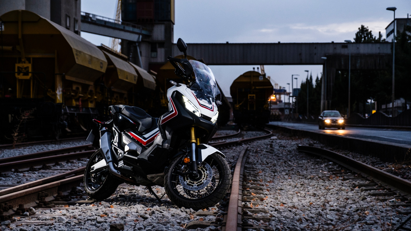 Vélo de Sport Blanc et Noir Garé Sur le Bord de la Route Pendant la Journée. Wallpaper in 1366x768 Resolution