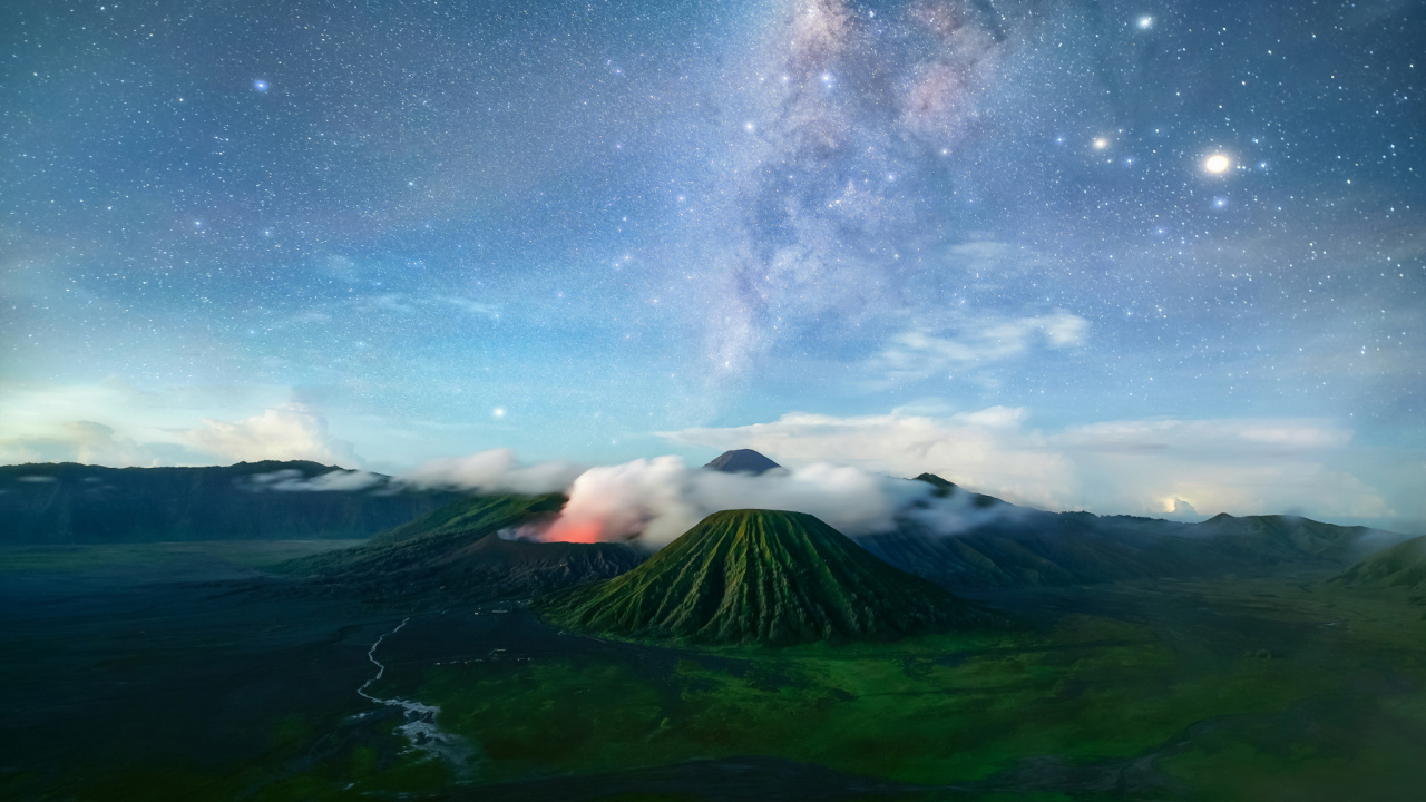 Montagne Verte Sous un Ciel Bleu Avec Des Étoiles Pendant la Nuit. Wallpaper in 1280x720 Resolution