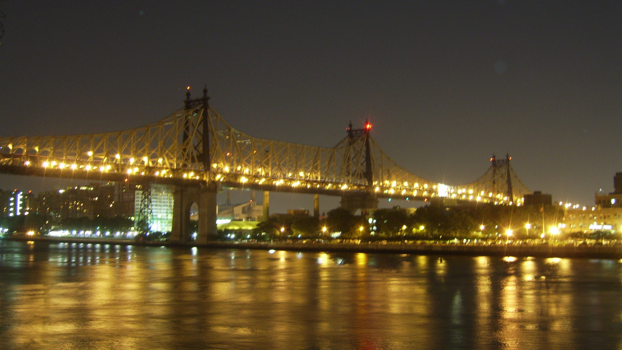 Puente Iluminado Sobre el Agua Durante la Noche. Wallpaper in 1280x720 Resolution