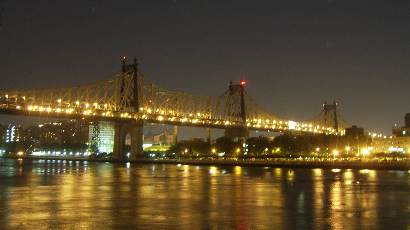 Puente Iluminado Sobre el Agua Durante la Noche. Wallpaper in 1366x768 Resolution