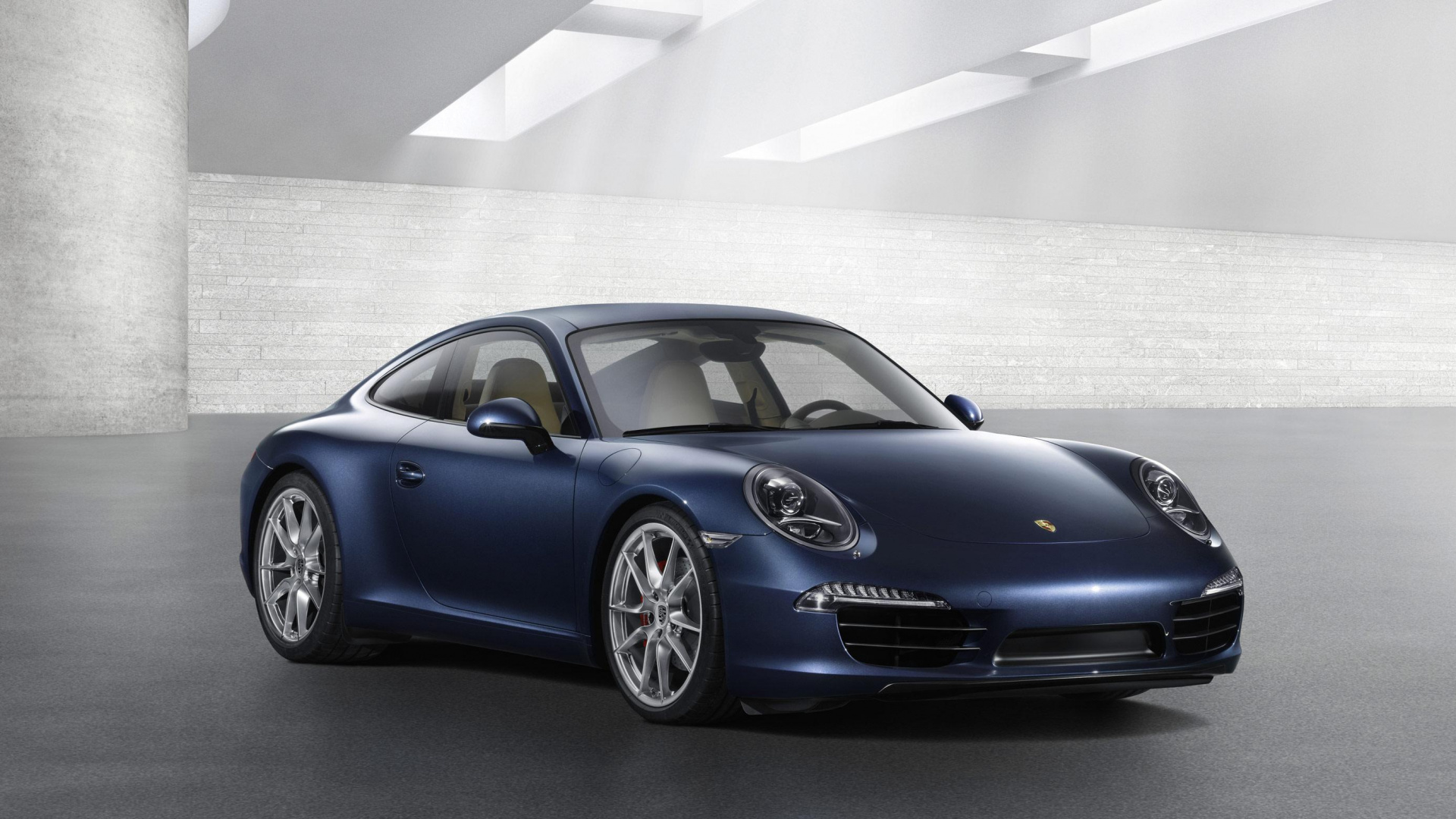 Porsche 911 Bleue Garée Dans Une Salle Blanche. Wallpaper in 1920x1080 Resolution